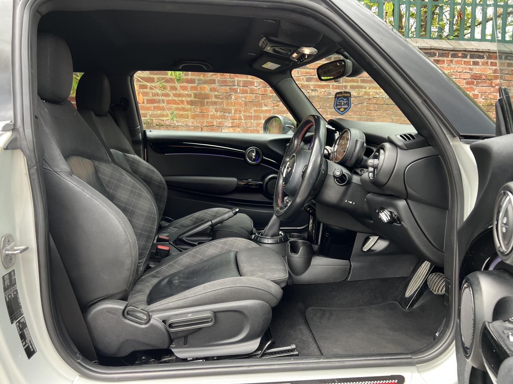 MINI Hatch 1.5 Cooper D Hatchback 3dr Diesel Auto Euro 6 (s/s) (116 ps)
