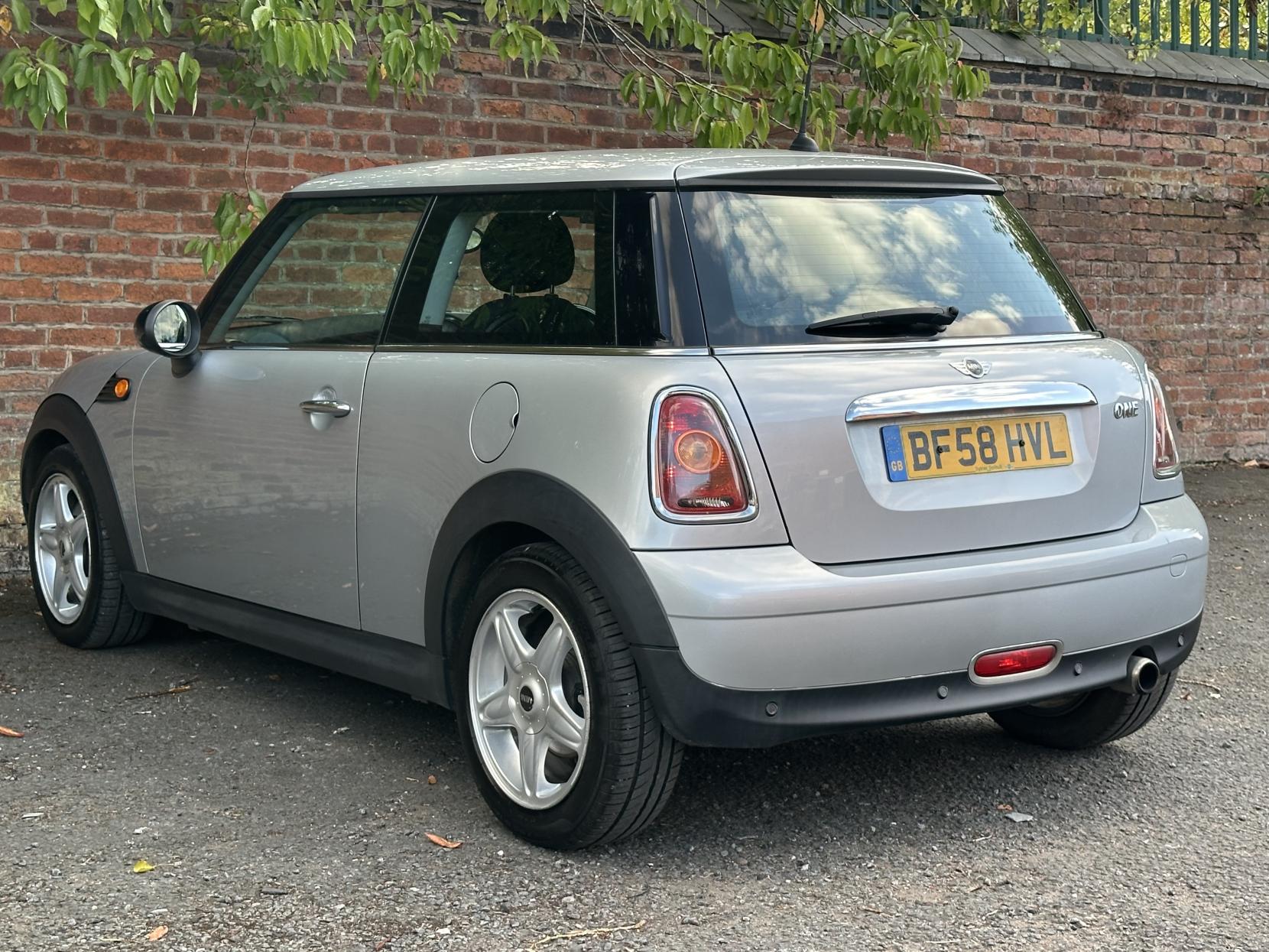 MINI Hatch 1.4 One Hatchback 3dr Petrol Steptronic Euro 4 (95 ps)