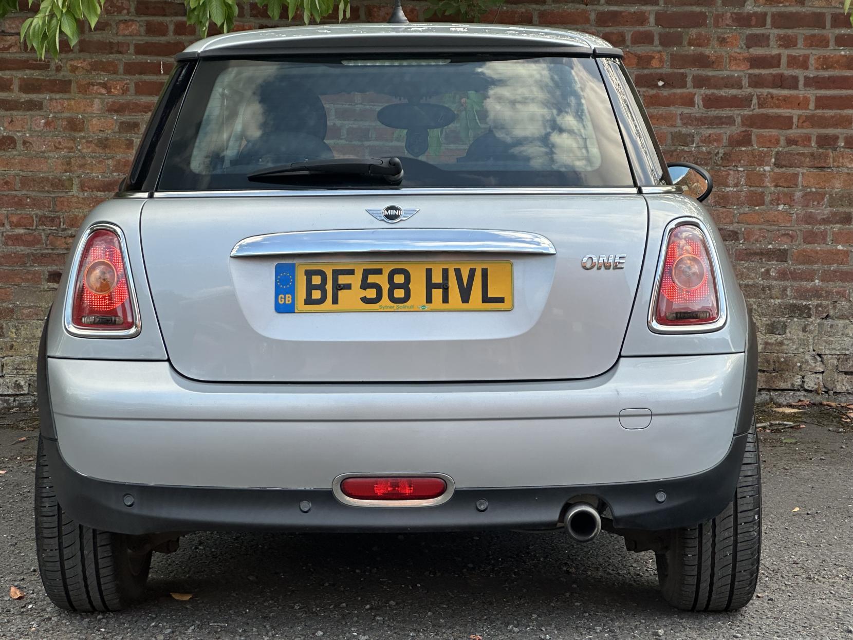 MINI Hatch 1.4 One Hatchback 3dr Petrol Steptronic Euro 4 (95 ps)