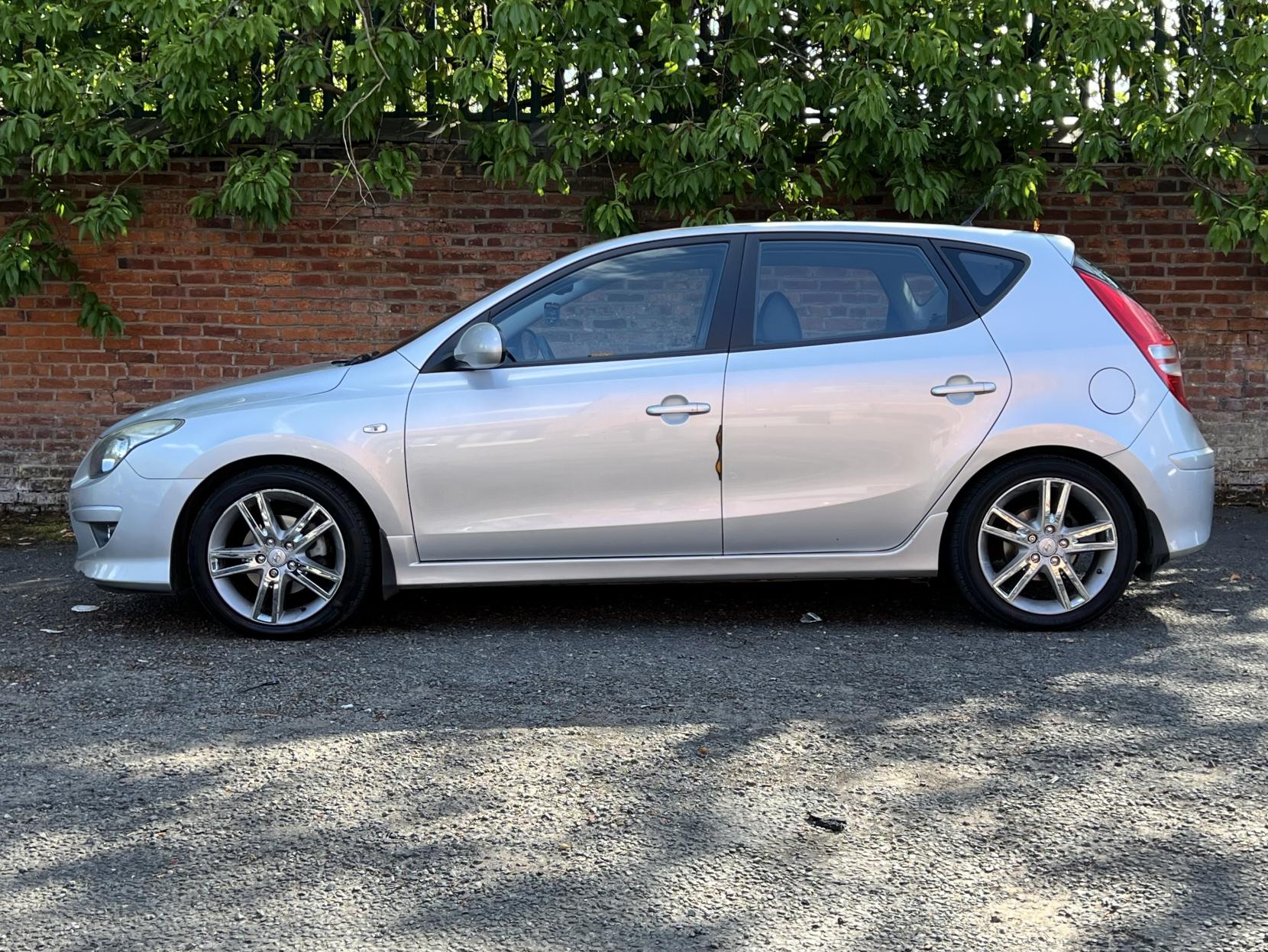 Hyundai i30 1.6 CRDi Premium Hatchback 5dr Diesel Auto Euro 4 (115 ps)