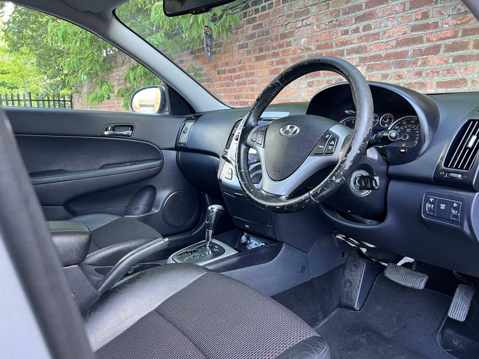 Hyundai i30 1.6 CRDi Premium Hatchback 5dr Diesel Auto Euro 4 (115 ps)