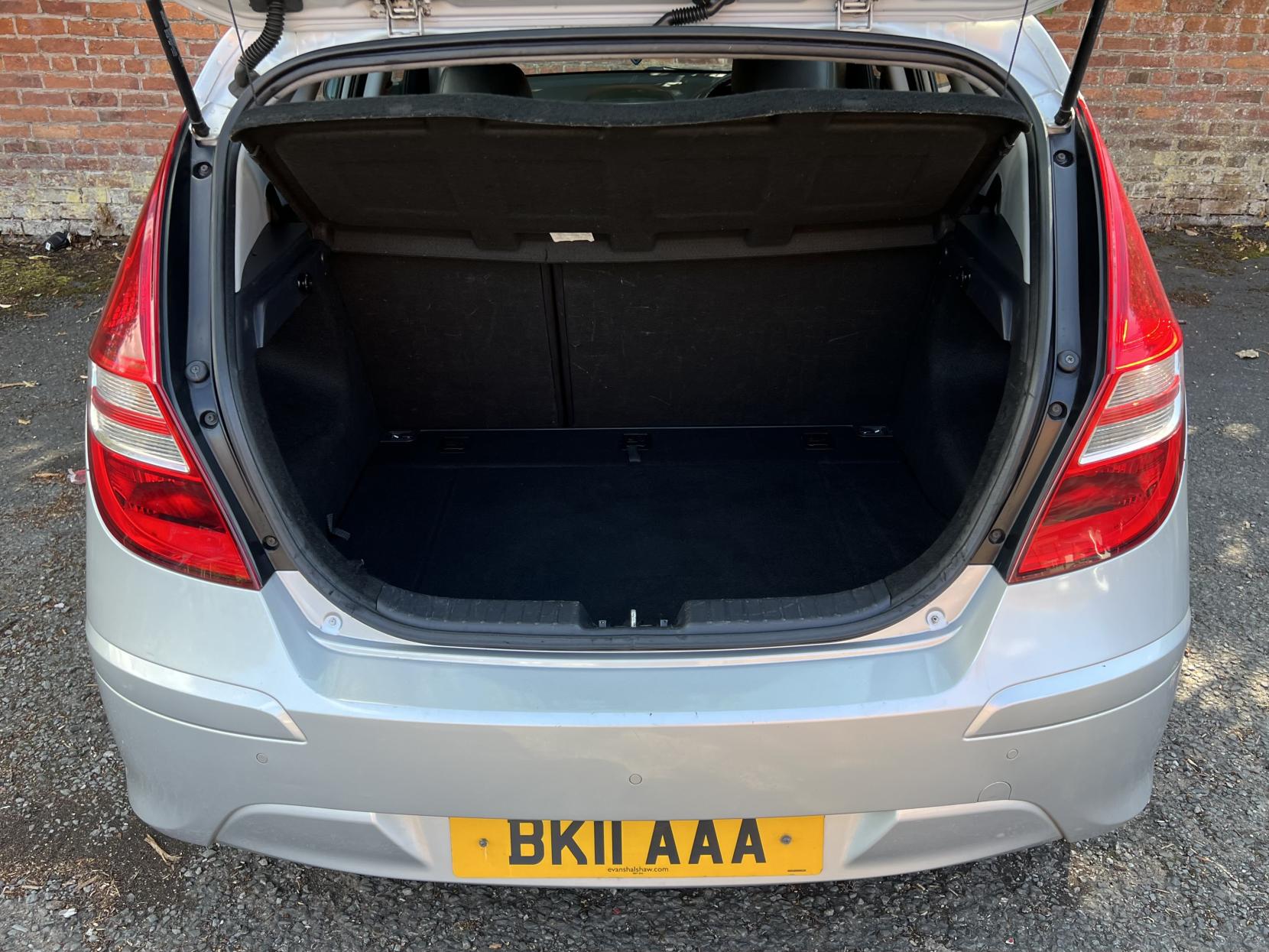 Hyundai i30 1.6 CRDi Premium Hatchback 5dr Diesel Auto Euro 4 (115 ps)