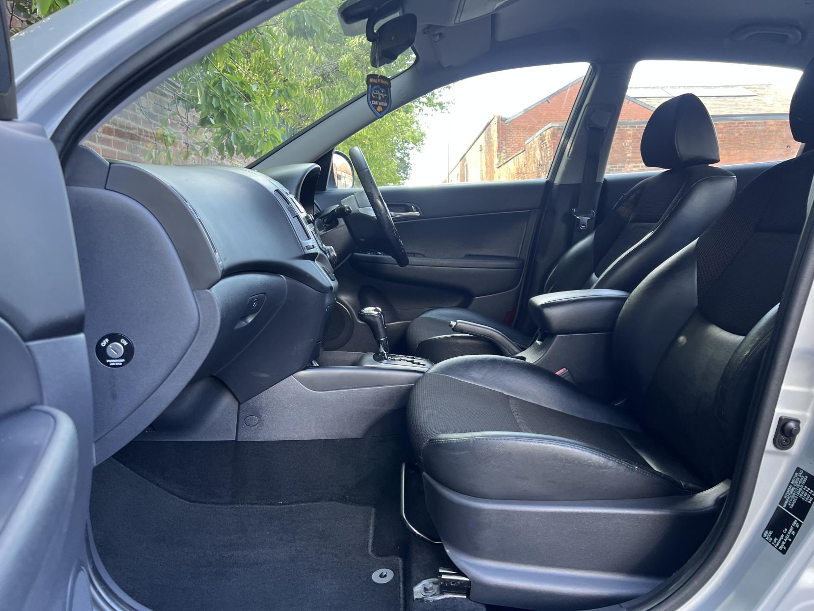 Hyundai i30 1.6 CRDi Premium Hatchback 5dr Diesel Auto Euro 4 (115 ps)