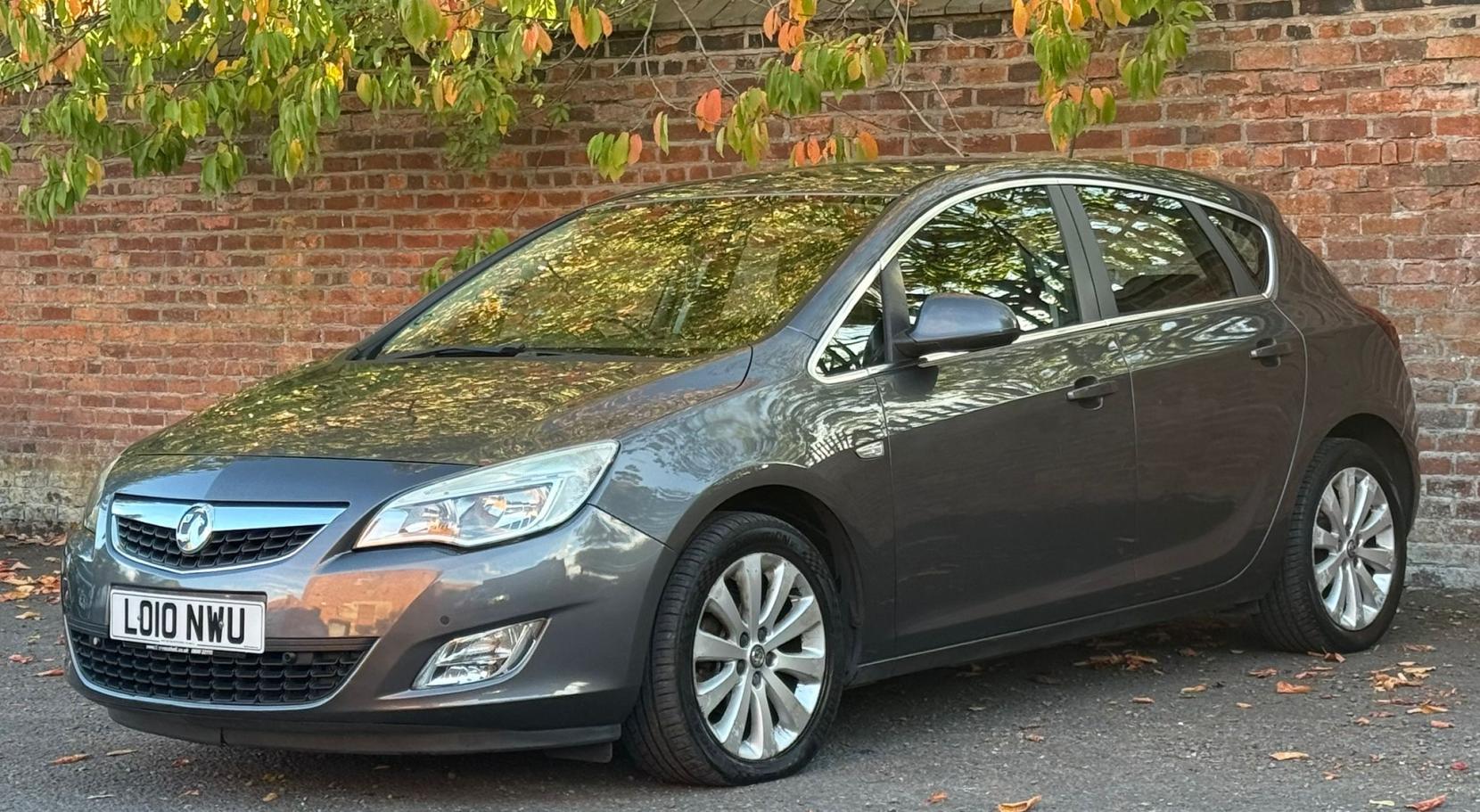 Vauxhall Astra 1.6 16v Elite Hatchback 5dr Petrol Auto Euro 5 (115 ps)