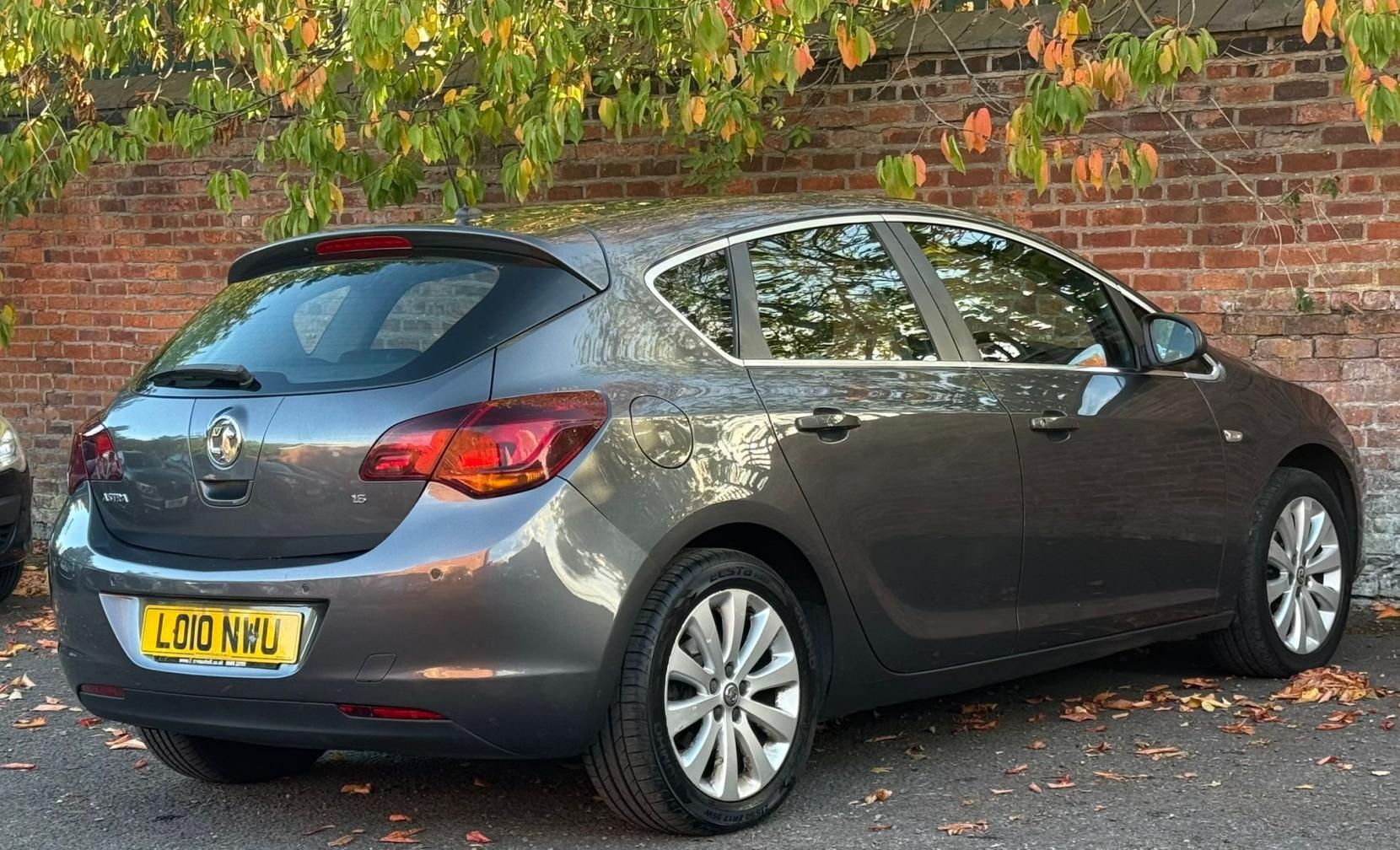 Vauxhall Astra 1.6 16v Elite Hatchback 5dr Petrol Auto Euro 5 (115 ps)