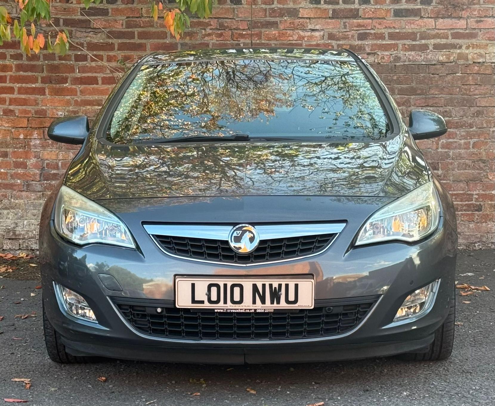 Vauxhall Astra 1.6 16v Elite Hatchback 5dr Petrol Auto Euro 5 (115 ps)