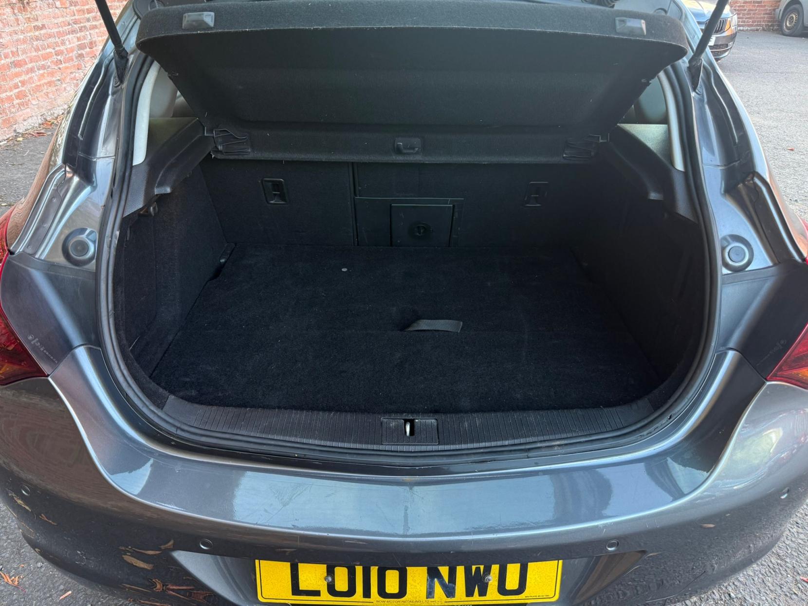 Vauxhall Astra 1.6 16v Elite Hatchback 5dr Petrol Auto Euro 5 (115 ps)
