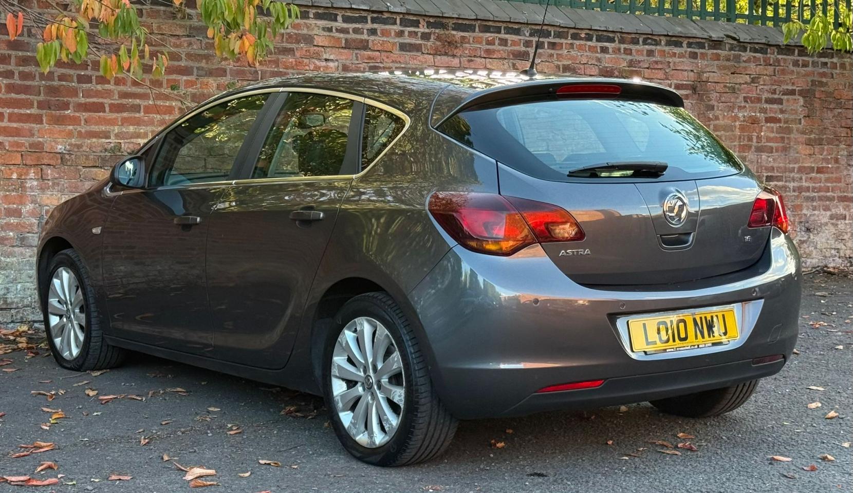 Vauxhall Astra 1.6 16v Elite Hatchback 5dr Petrol Auto Euro 5 (115 ps)