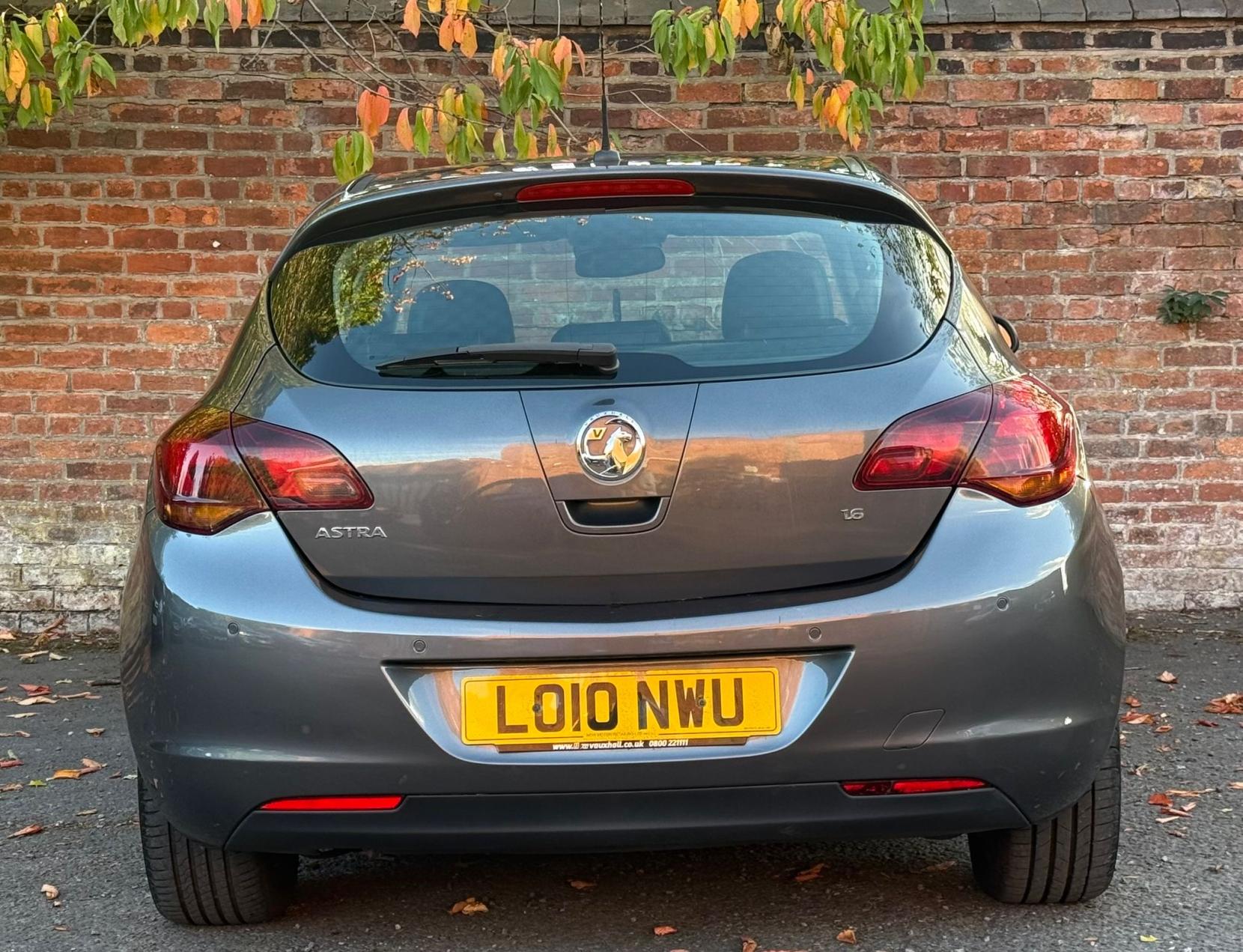 Vauxhall Astra 1.6 16v Elite Hatchback 5dr Petrol Auto Euro 5 (115 ps)