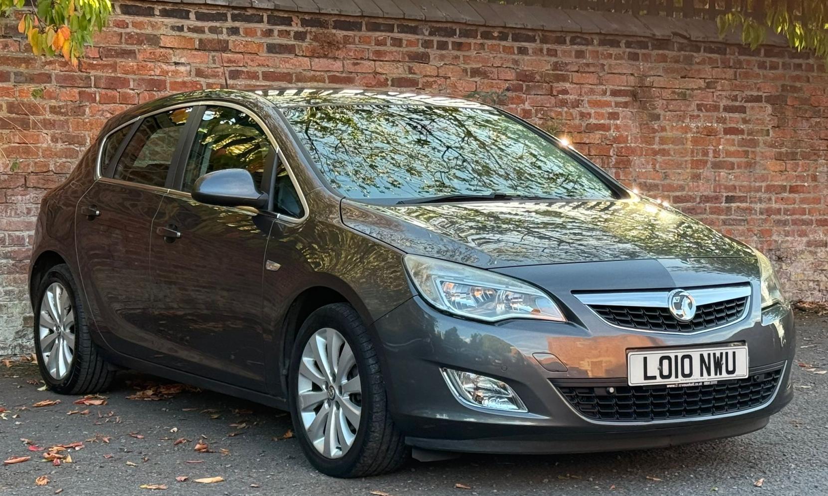 Vauxhall Astra 1.6 16v Elite Hatchback 5dr Petrol Auto Euro 5 (115 ps)