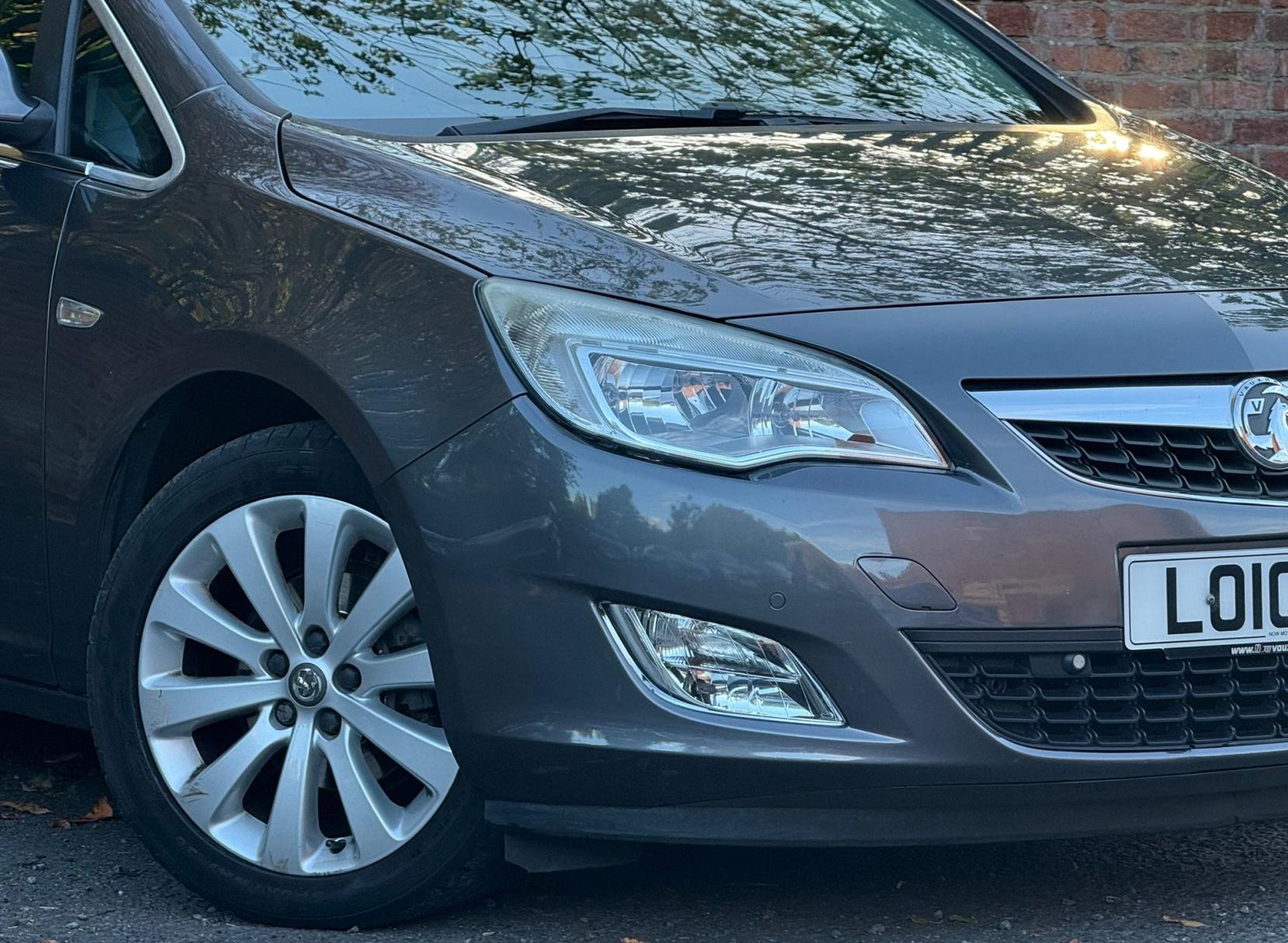 Vauxhall Astra 1.6 16v Elite Hatchback 5dr Petrol Auto Euro 5 (115 ps)