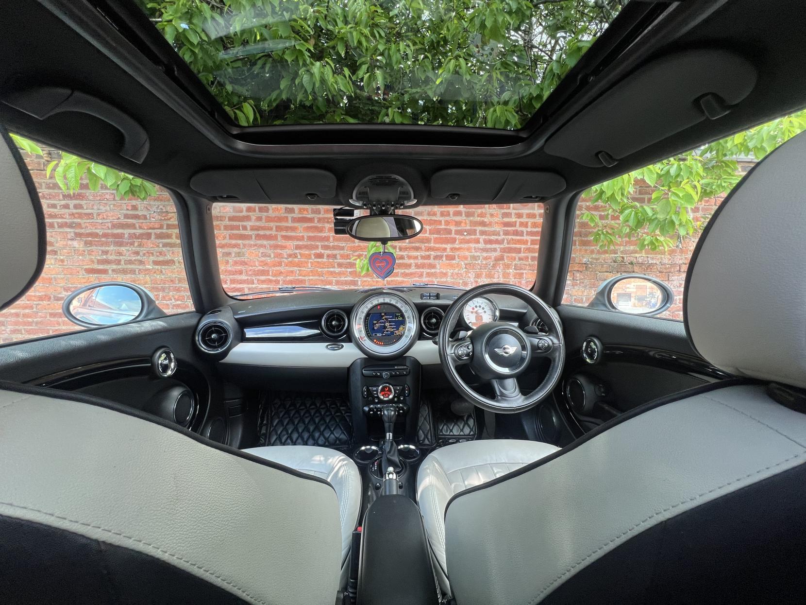 MINI Hatch 1.6 Cooper Hatchback 3dr Petrol Auto Euro 5 (122 ps)