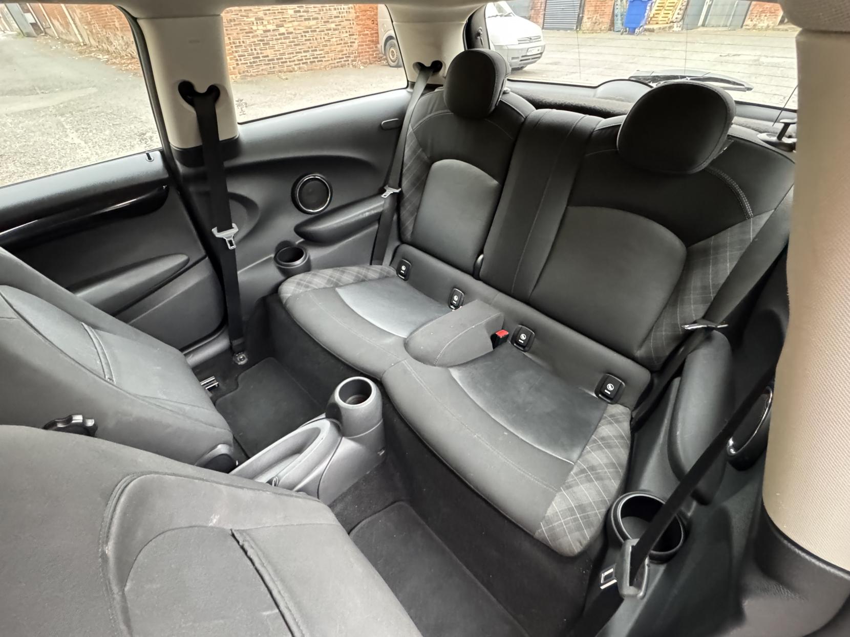 MINI Hatch 1.5 Cooper D Hatchback 3dr Diesel Manual Euro 6 (s/s) (116 ps)