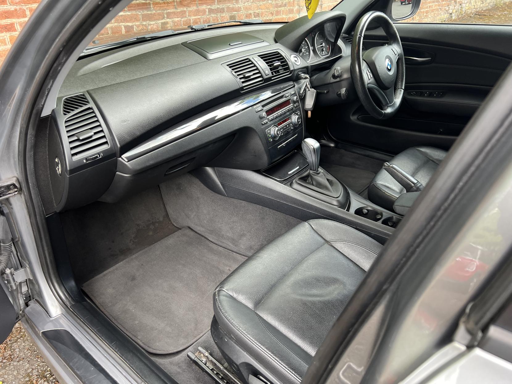 BMW 1 Series 2.0 118d SE Hatchback 5dr Diesel Steptronic Euro 5 (143 ps)