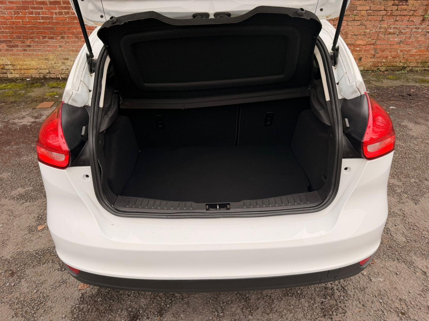 Ford Focus 1.0T EcoBoost Zetec Hatchback 5dr Petrol Manual Euro 6 (s/s) (125 ps)