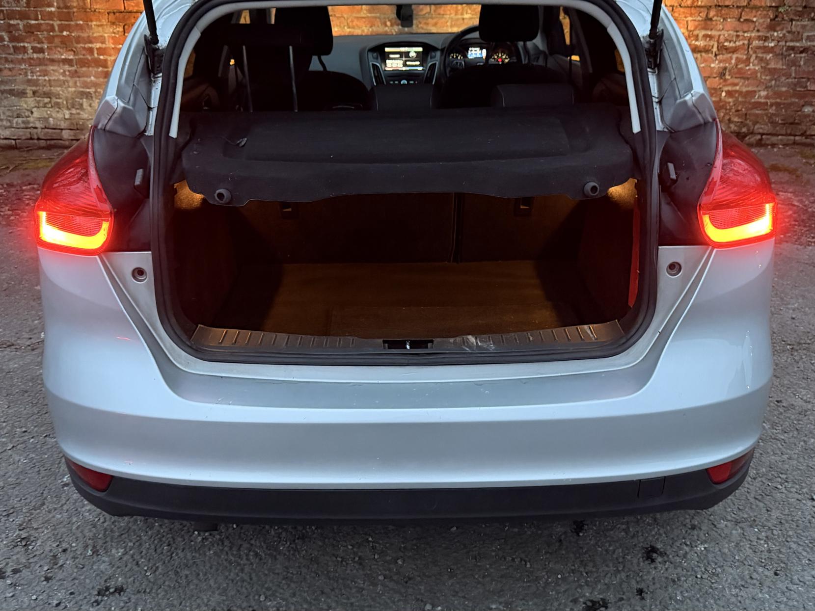 Ford Focus 1.0T EcoBoost Zetec Hatchback 5dr Petrol Manual Euro 6 (s/s) (125 ps)