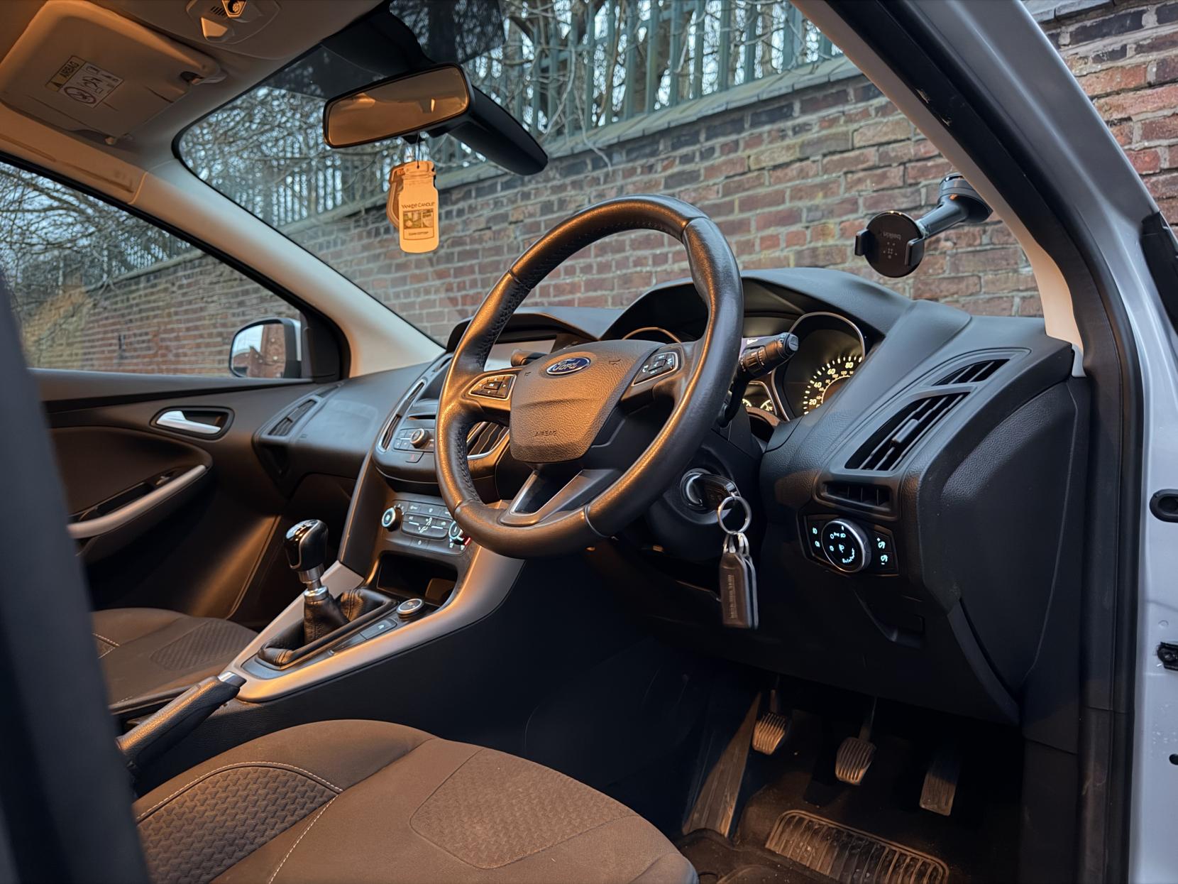 Ford Focus 1.0T EcoBoost Zetec Hatchback 5dr Petrol Manual Euro 6 (s/s) (125 ps)