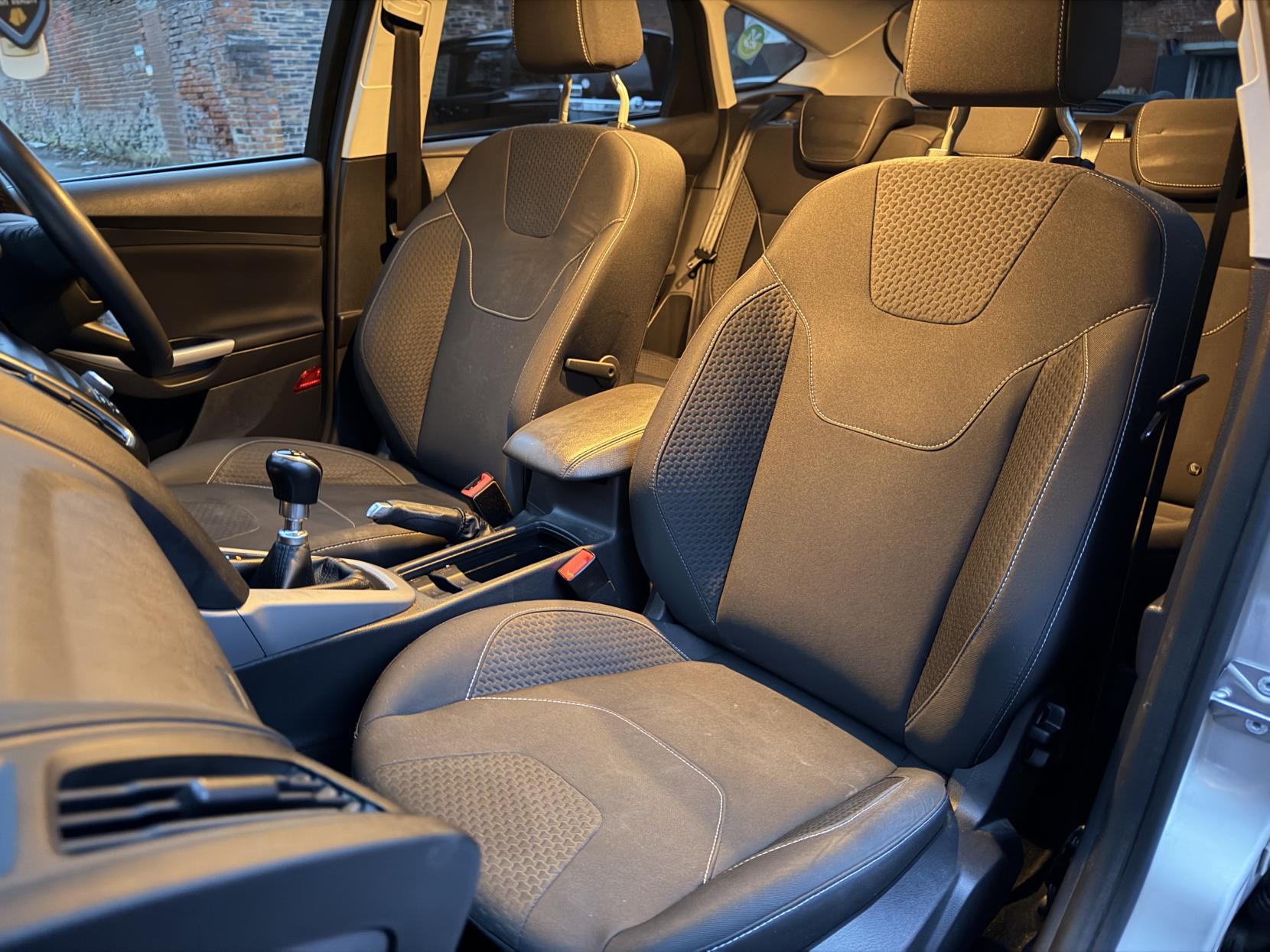 Ford Focus 1.0T EcoBoost Zetec Hatchback 5dr Petrol Manual Euro 6 (s/s) (125 ps)