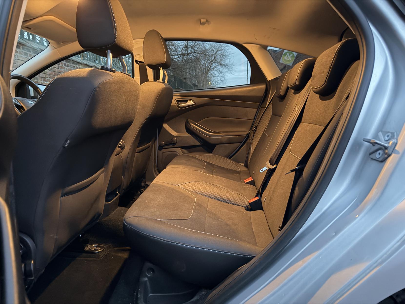 Ford Focus 1.0T EcoBoost Zetec Hatchback 5dr Petrol Manual Euro 6 (s/s) (125 ps)