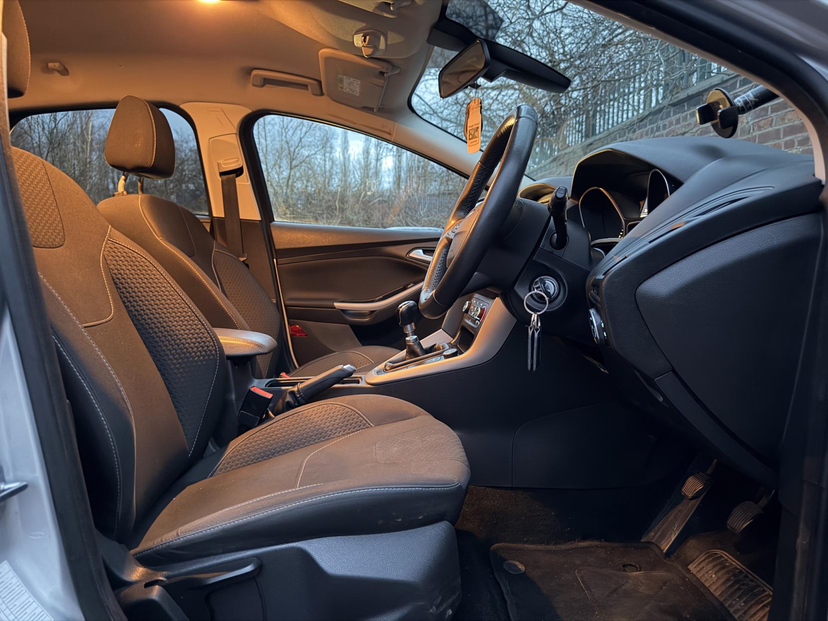 Ford Focus 1.0T EcoBoost Zetec Hatchback 5dr Petrol Manual Euro 6 (s/s) (125 ps)