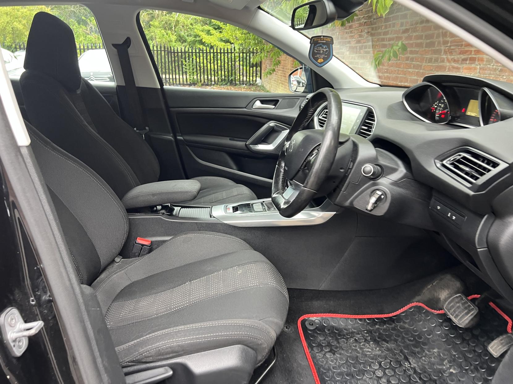 Peugeot 308 1.2 PureTech Allure Hatchback 5dr Petrol EAT Euro 6 (s/s) (130 ps)