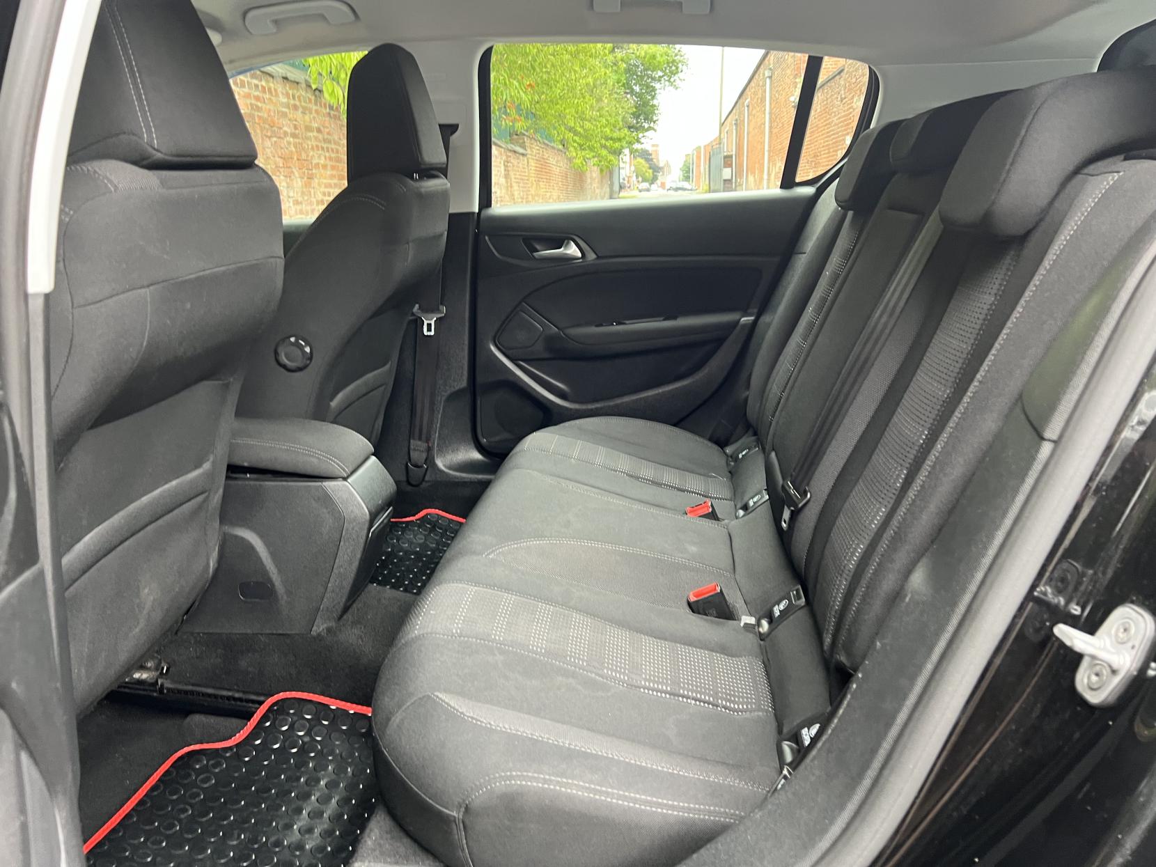 Peugeot 308 1.2 PureTech Allure Hatchback 5dr Petrol EAT Euro 6 (s/s) (130 ps)