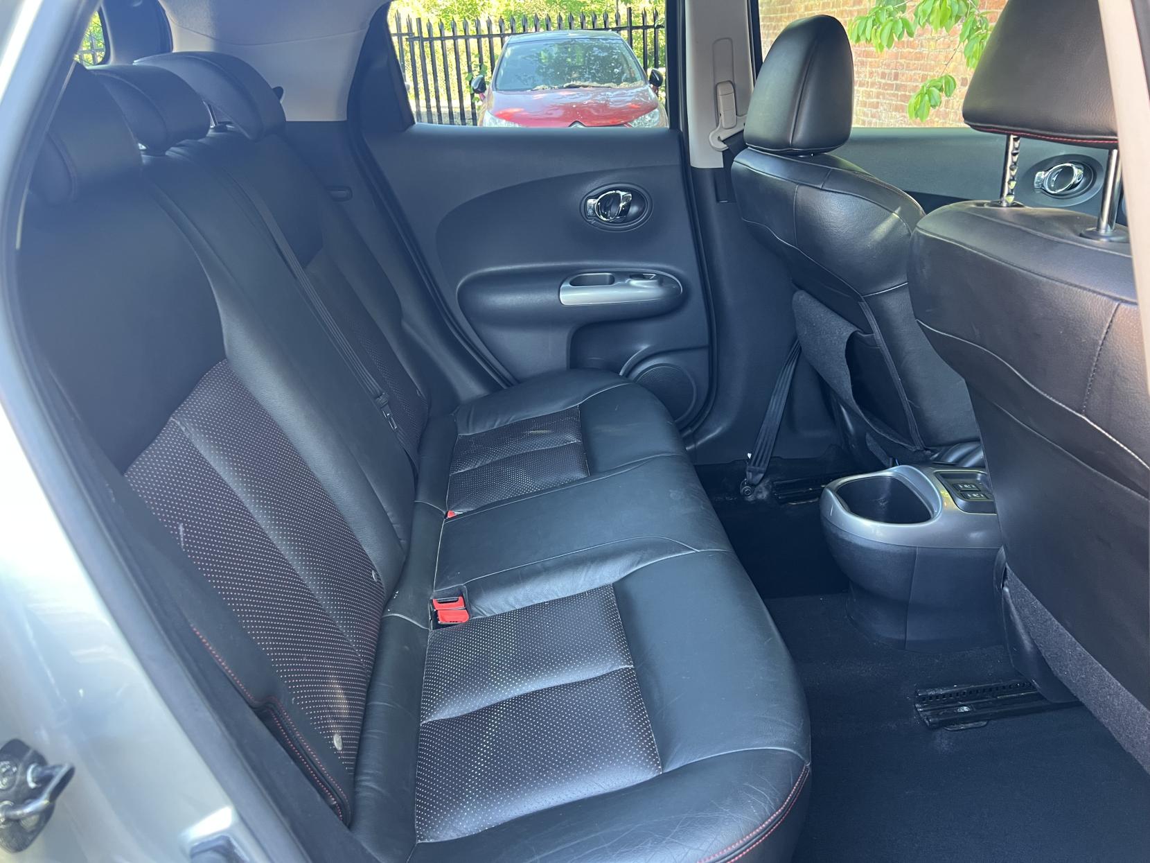 Nissan Juke 1.6 Tekna SUV 5dr Petrol CVT Euro 5 (117 ps)