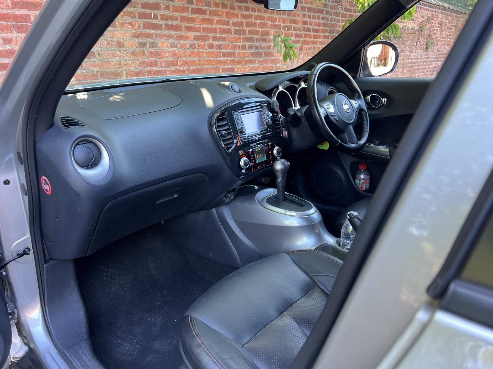 Nissan Juke 1.6 Tekna SUV 5dr Petrol CVT Euro 5 (117 ps)