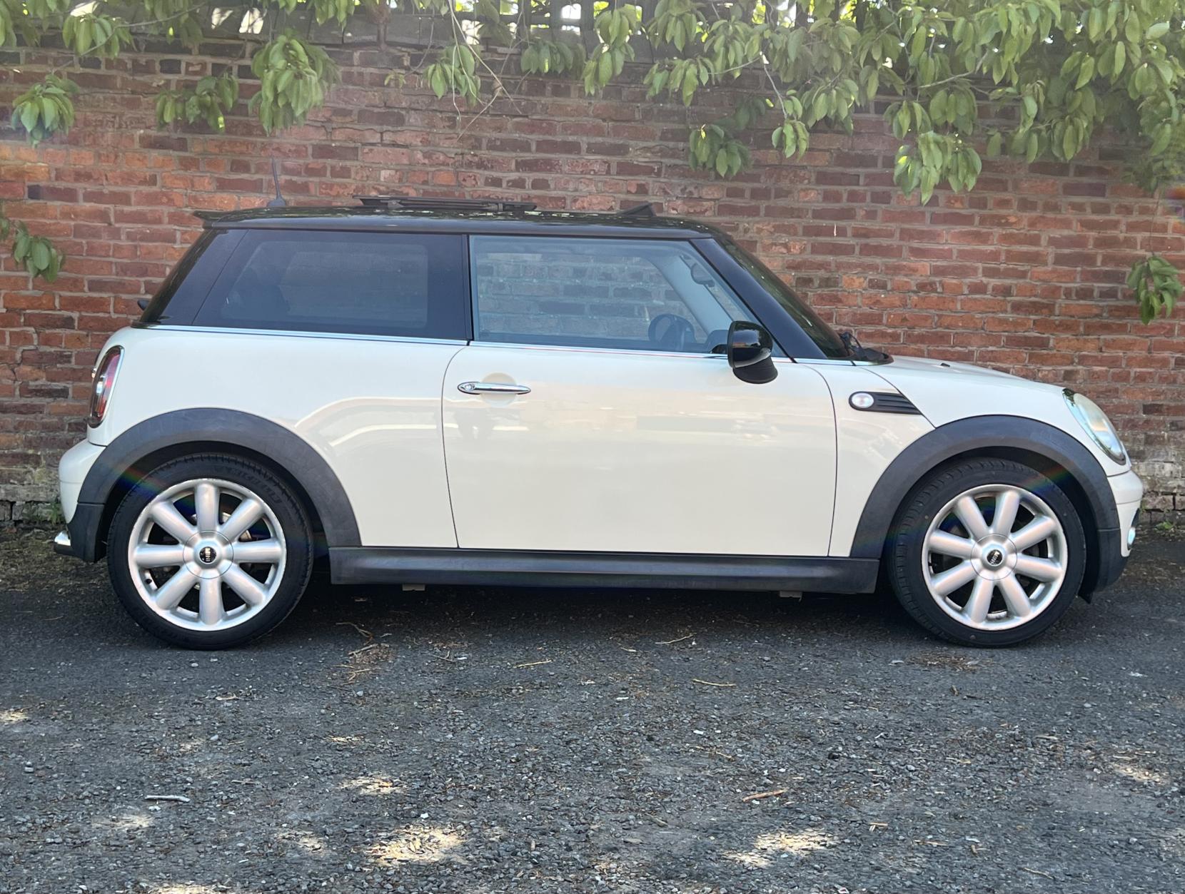 MINI Hatch 1.6 Cooper Hatchback 3dr Petrol Steptronic Euro 4 (120 ps)