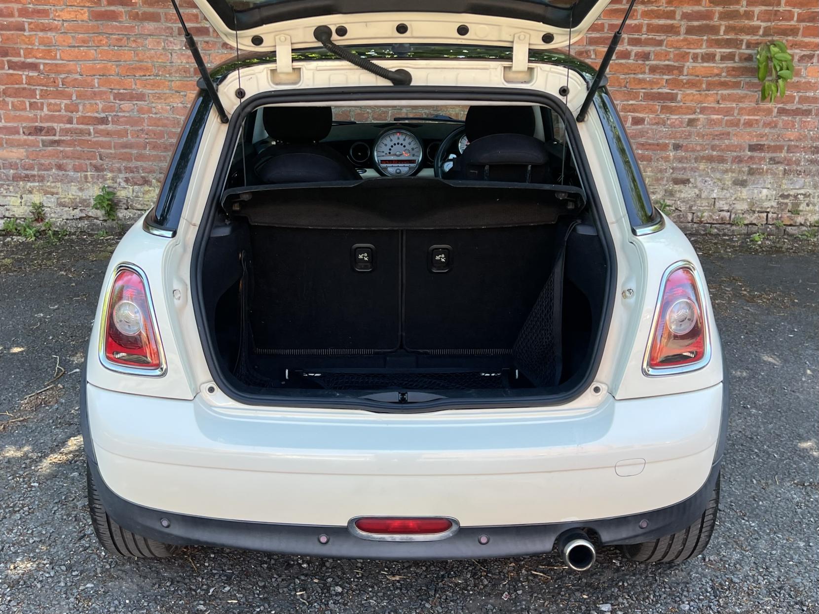 MINI Hatch 1.6 Cooper Hatchback 3dr Petrol Steptronic Euro 4 (120 ps)