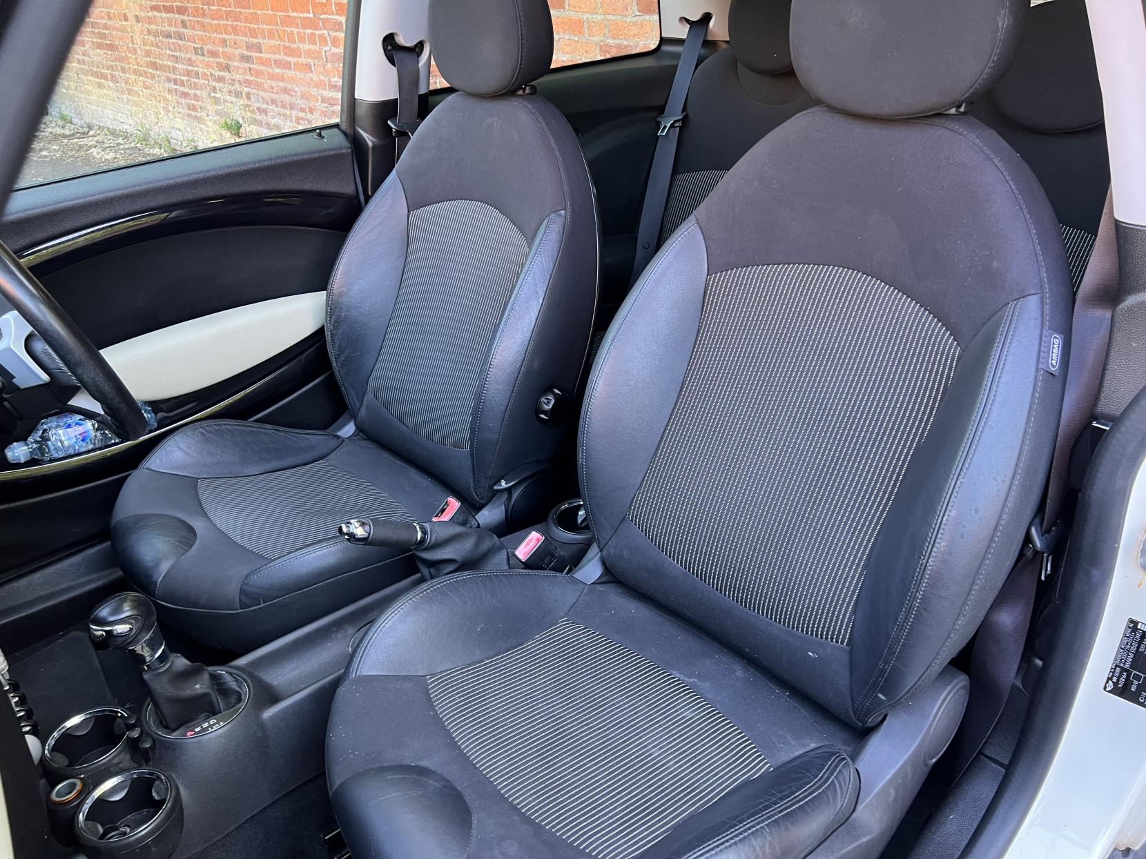 MINI Hatch 1.6 Cooper Hatchback 3dr Petrol Steptronic Euro 4 (120 ps)