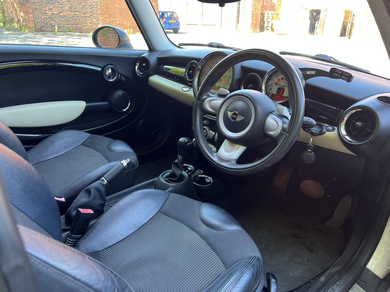 MINI Hatch 1.6 Cooper Hatchback 3dr Petrol Steptronic Euro 4 (120 ps)