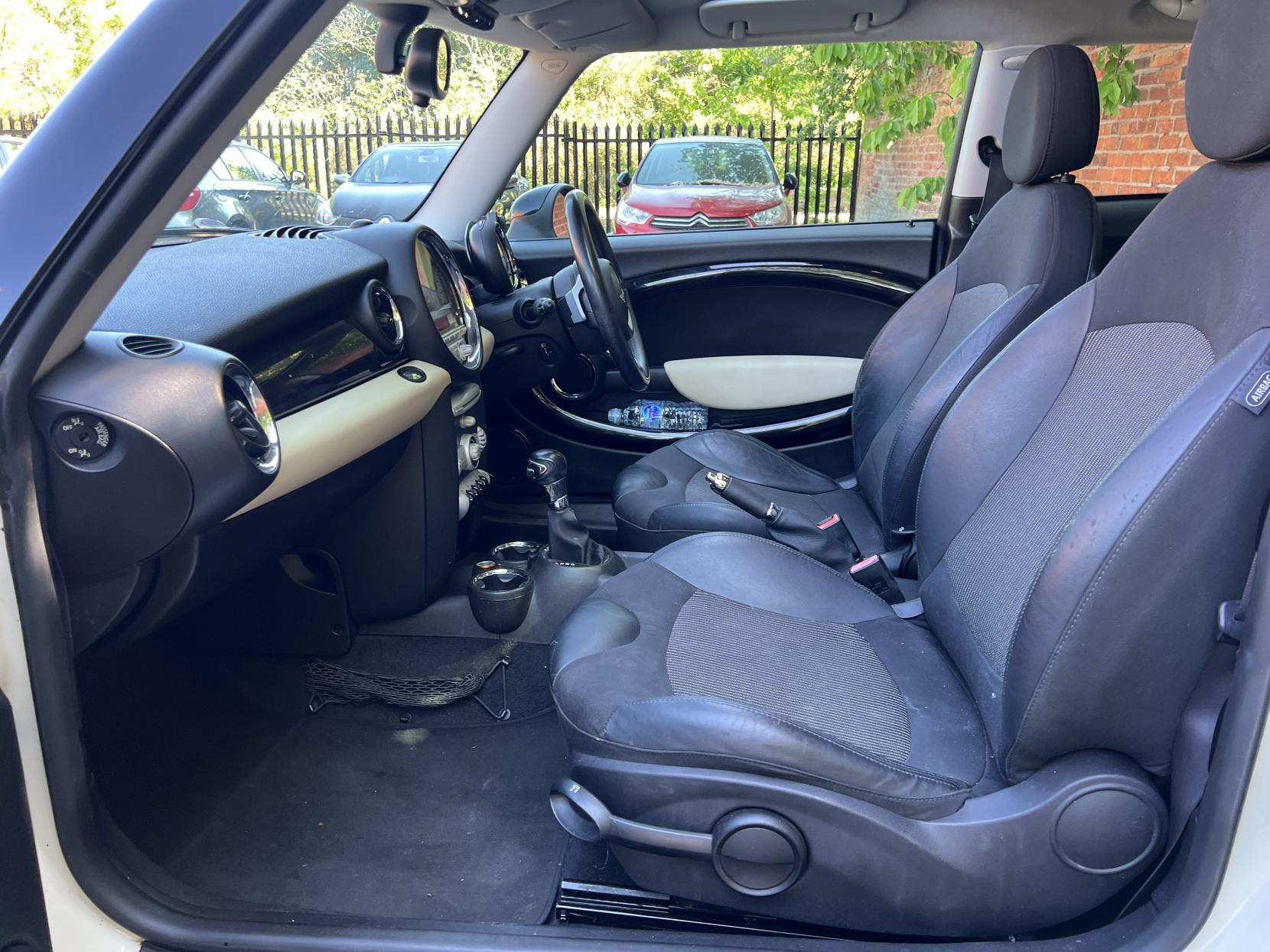 MINI Hatch 1.6 Cooper Hatchback 3dr Petrol Steptronic Euro 4 (120 ps)