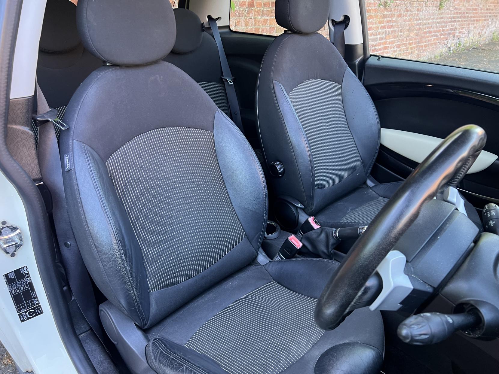 MINI Hatch 1.6 Cooper Hatchback 3dr Petrol Steptronic Euro 4 (120 ps)