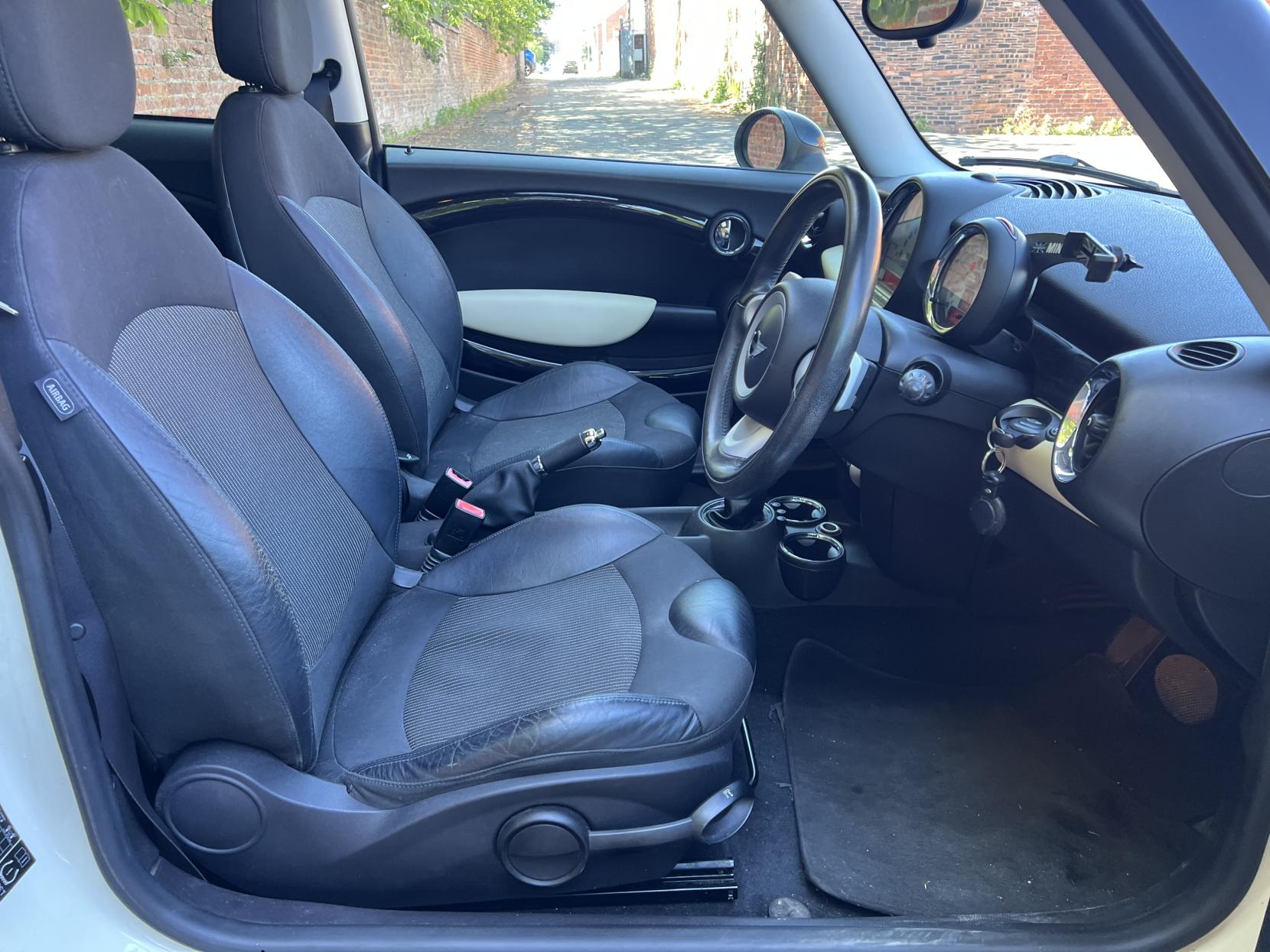 MINI Hatch 1.6 Cooper Hatchback 3dr Petrol Steptronic Euro 4 (120 ps)