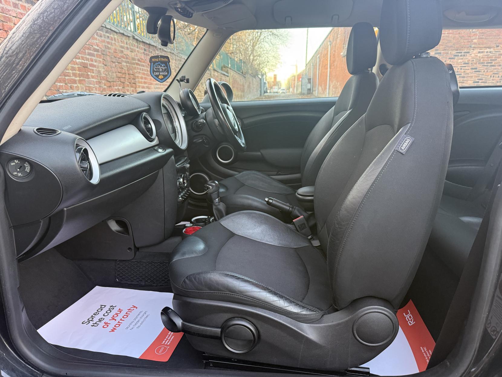 MINI Hatch 1.6 Cooper Hatchback 3dr Petrol Steptronic Euro 5 (122 ps)