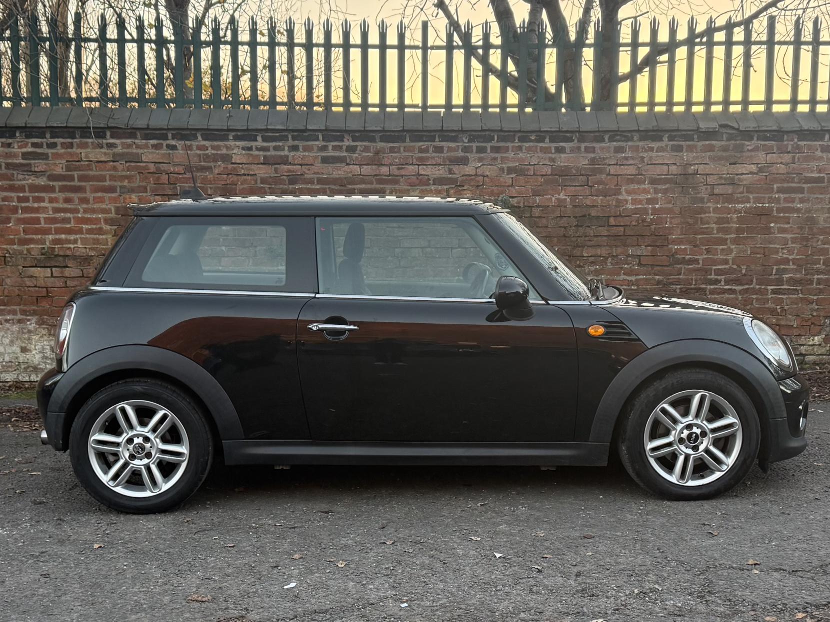 MINI Hatch 1.6 Cooper Hatchback 3dr Petrol Steptronic Euro 5 (122 ps)