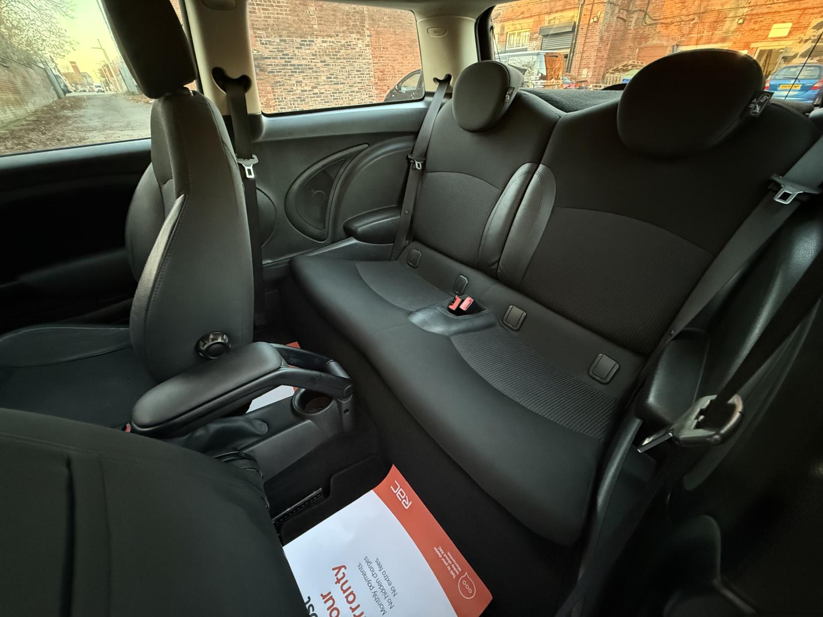 MINI Hatch 1.6 Cooper Hatchback 3dr Petrol Steptronic Euro 5 (122 ps)