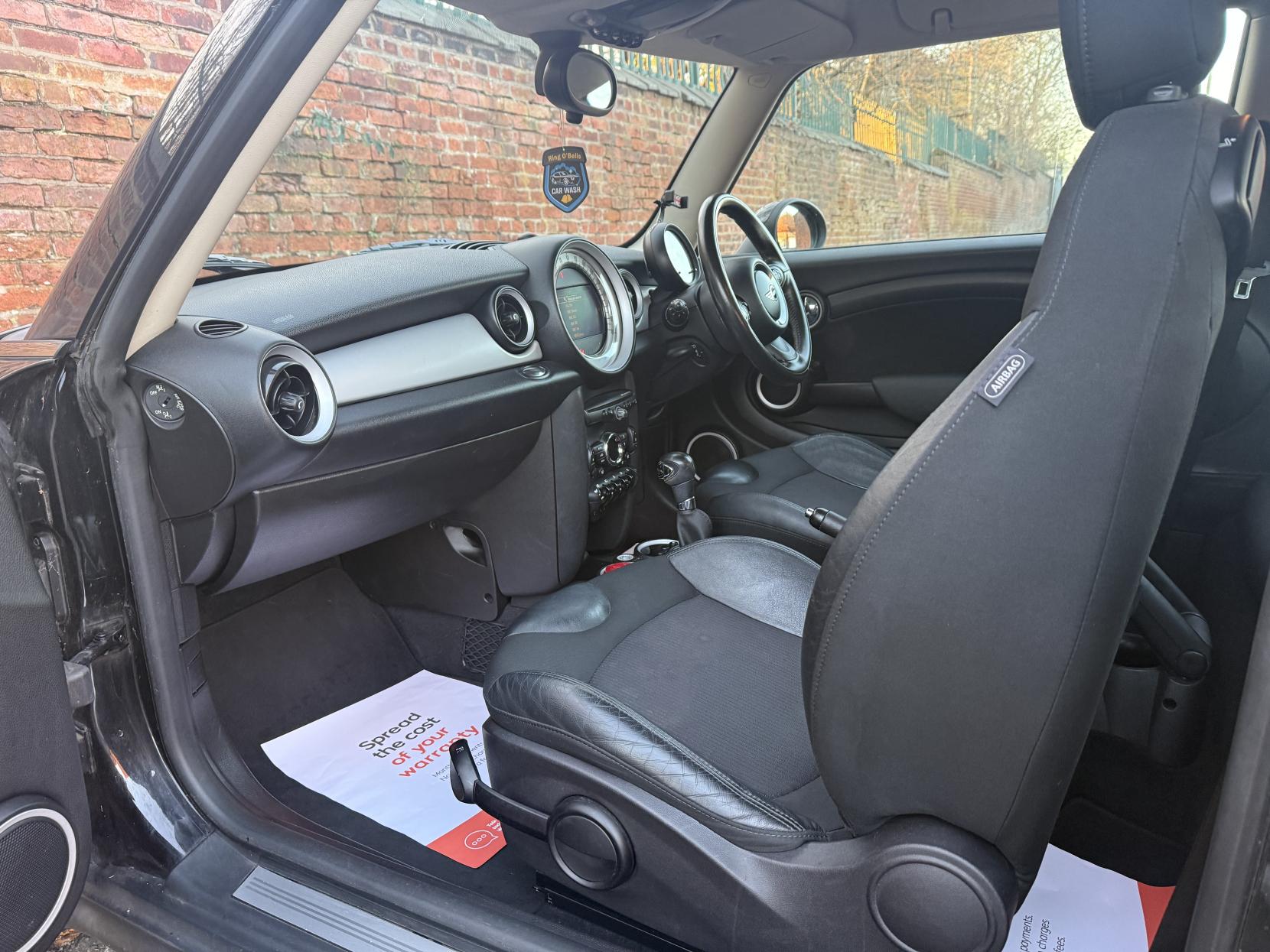 MINI Hatch 1.6 Cooper Hatchback 3dr Petrol Steptronic Euro 5 (122 ps)