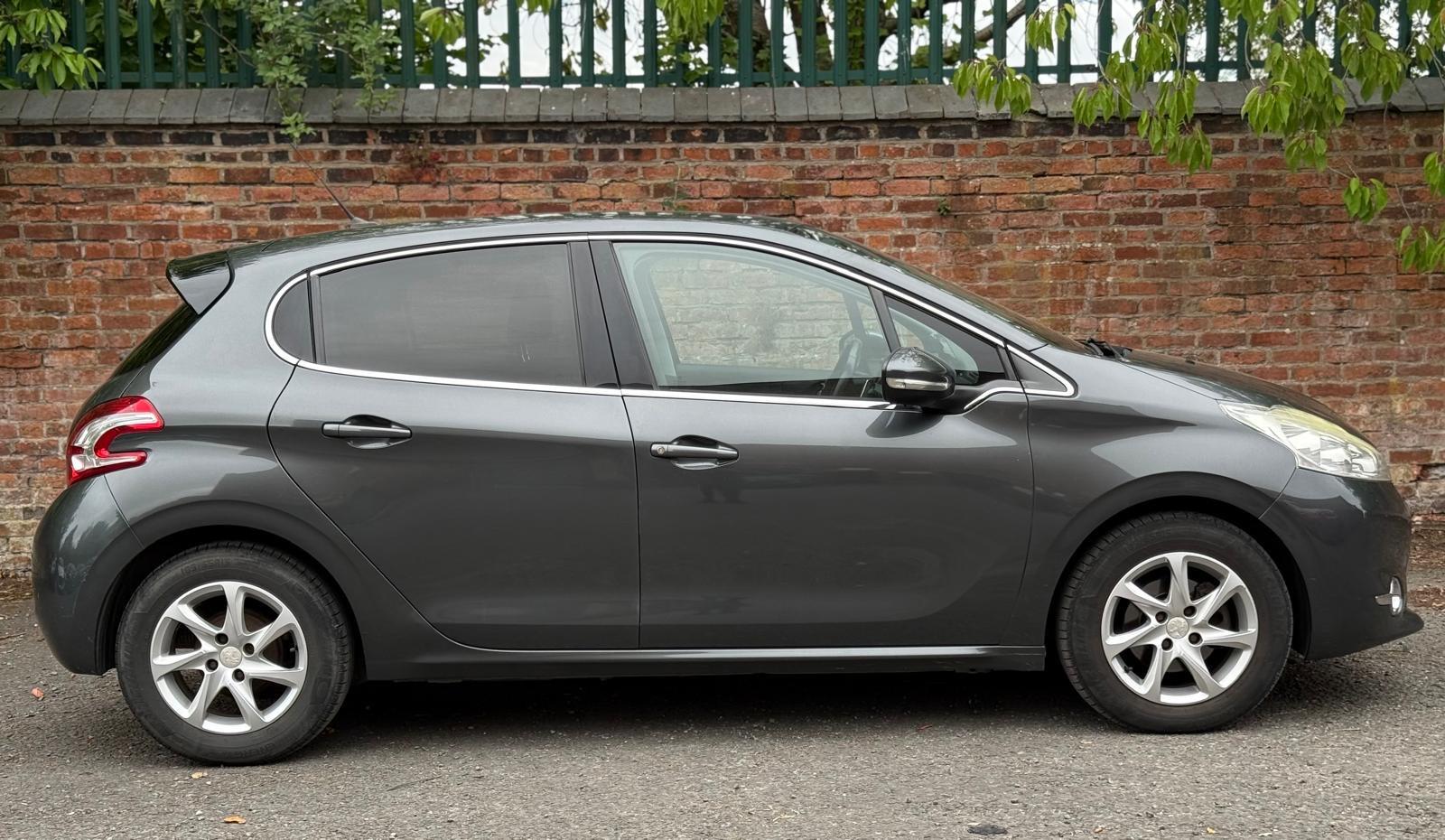 Peugeot 208 1.4 e-HDi Allure Hatchback 5dr Diesel EGC Euro 5 (s/s) (70 ps)
