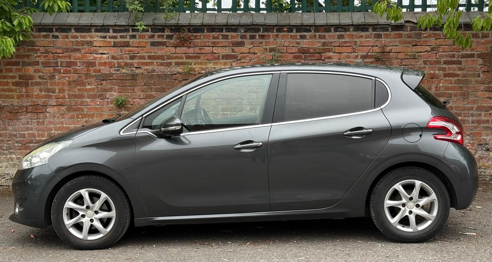 Peugeot 208 1.4 e-HDi Allure Hatchback 5dr Diesel EGC Euro 5 (s/s) (70 ps)