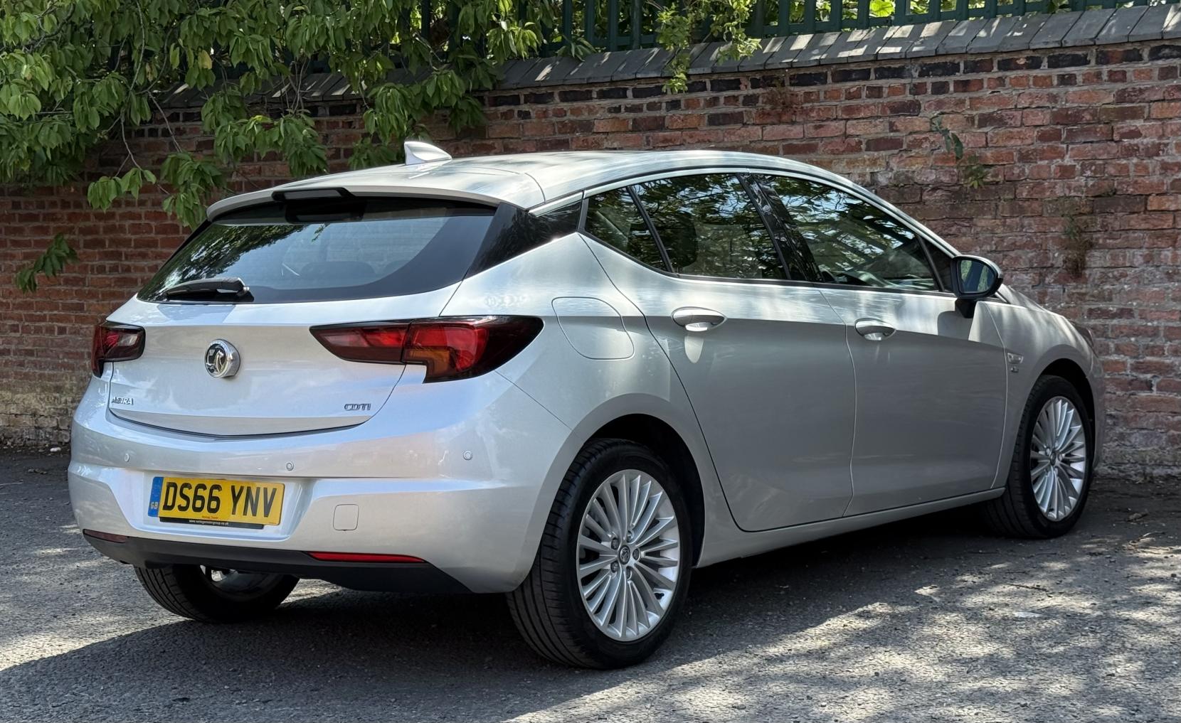 Vauxhall Astra 1.6 CDTi BlueInjection Elite Nav Hatchback 5dr Diesel Auto Euro 6 (136 ps)