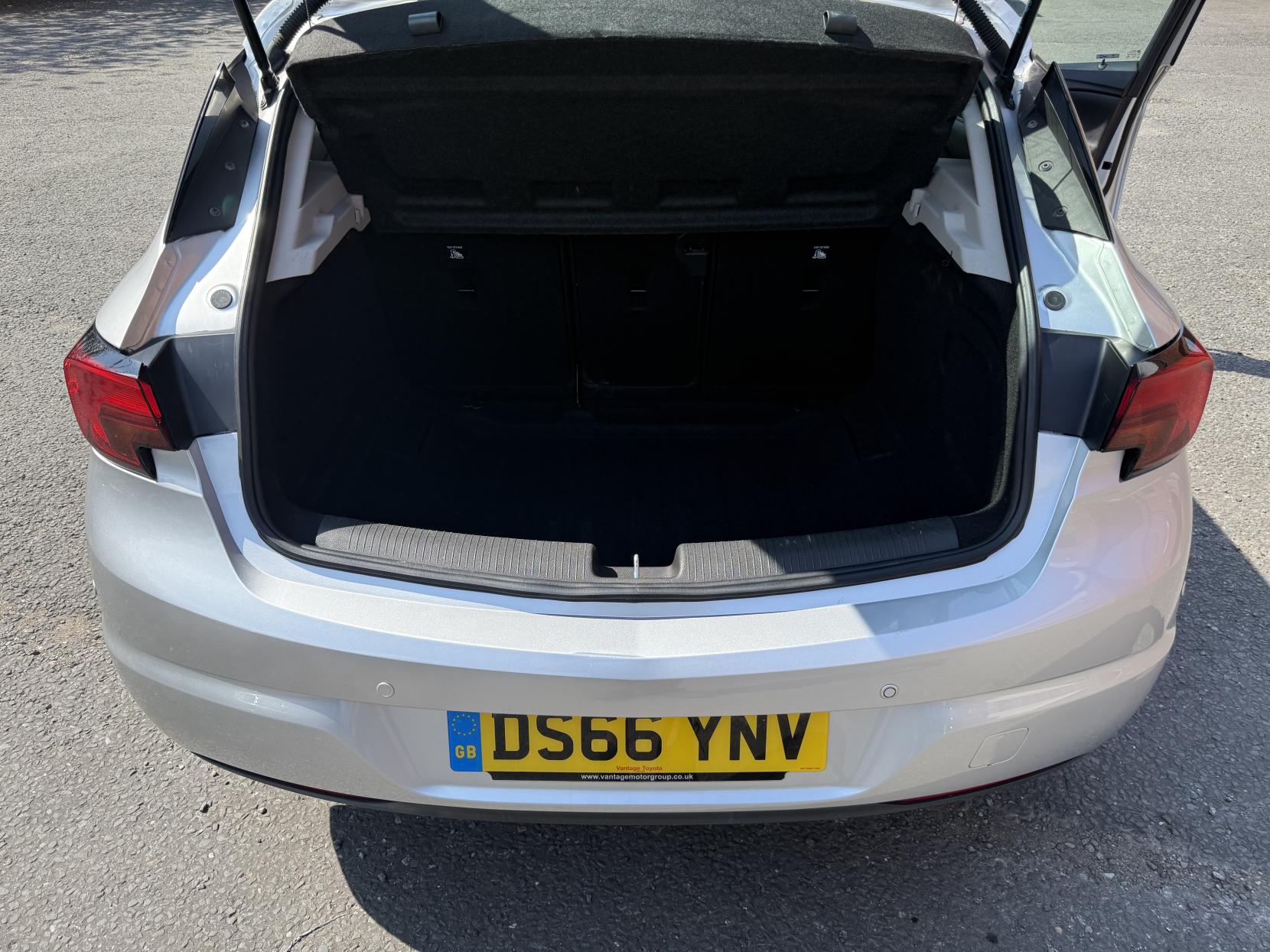 Vauxhall Astra 1.6 CDTi BlueInjection Elite Nav Hatchback 5dr Diesel Auto Euro 6 (136 ps)