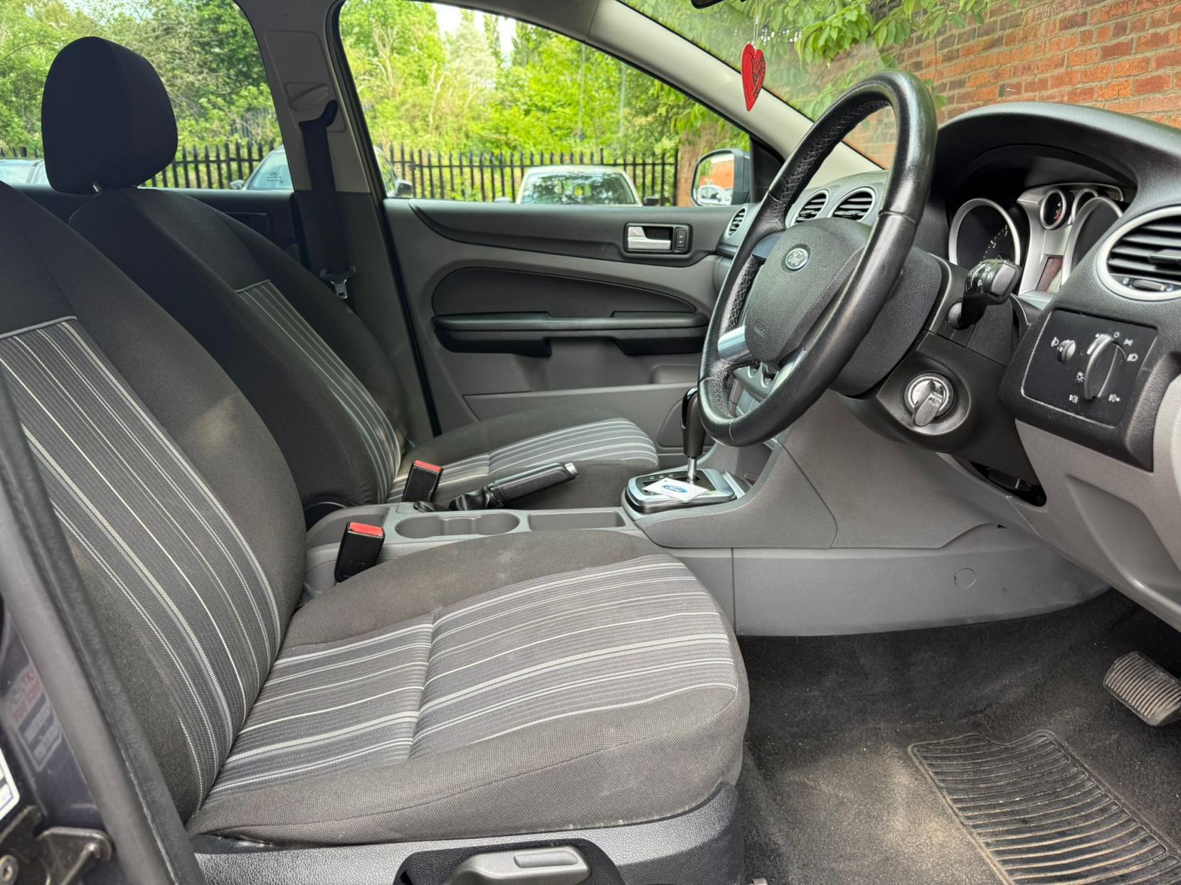 Ford Focus 1.6 Style Hatchback 5dr Petrol Automatic (184 g/km, 99 bhp)