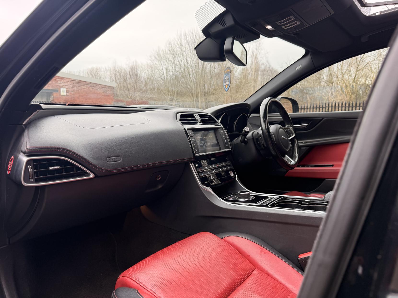 Jaguar XE 2.0d R-Sport Saloon 4dr Diesel Auto AWD Euro 6 (s/s) (180 ps)