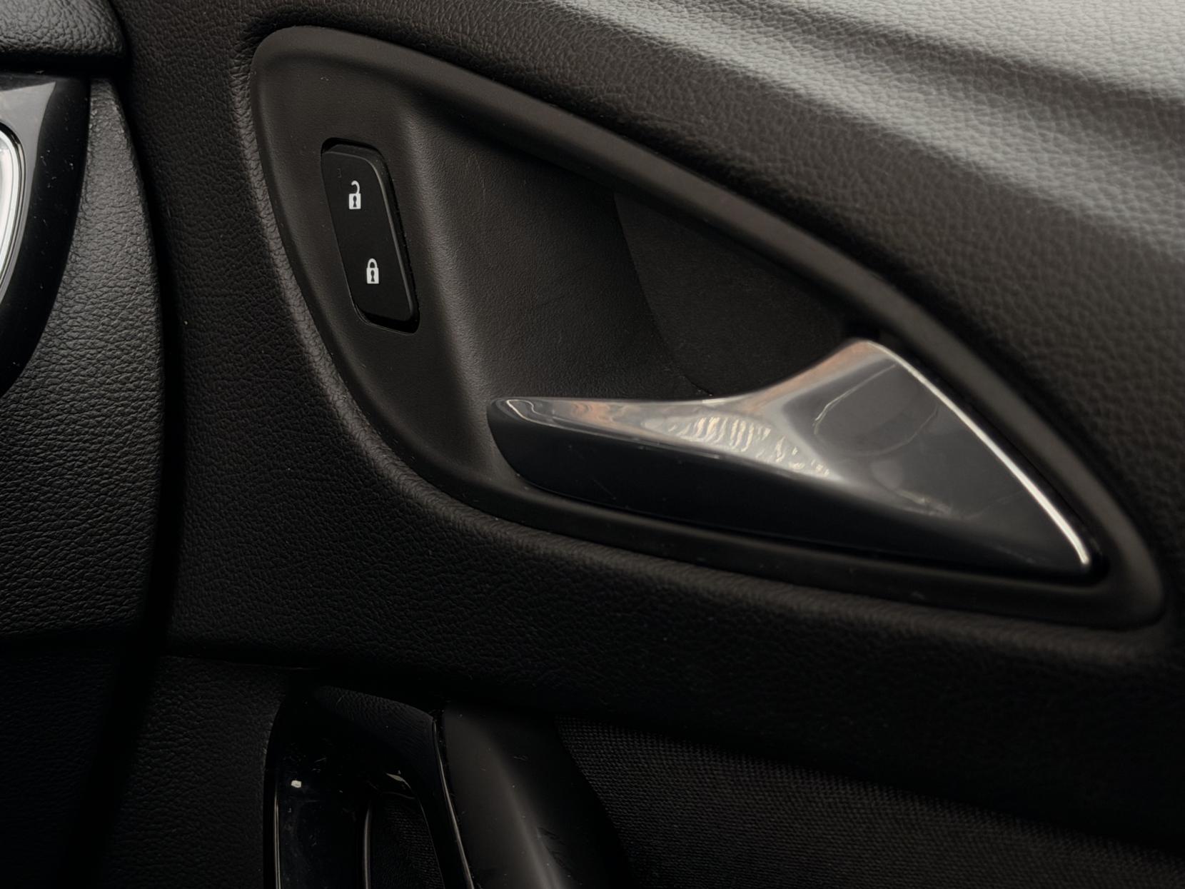 Vauxhall Astra 1.0i Turbo ecoFLEX SRi Nav Hatchback 5dr Petrol Manual Euro 6 (s/s) (105 ps)