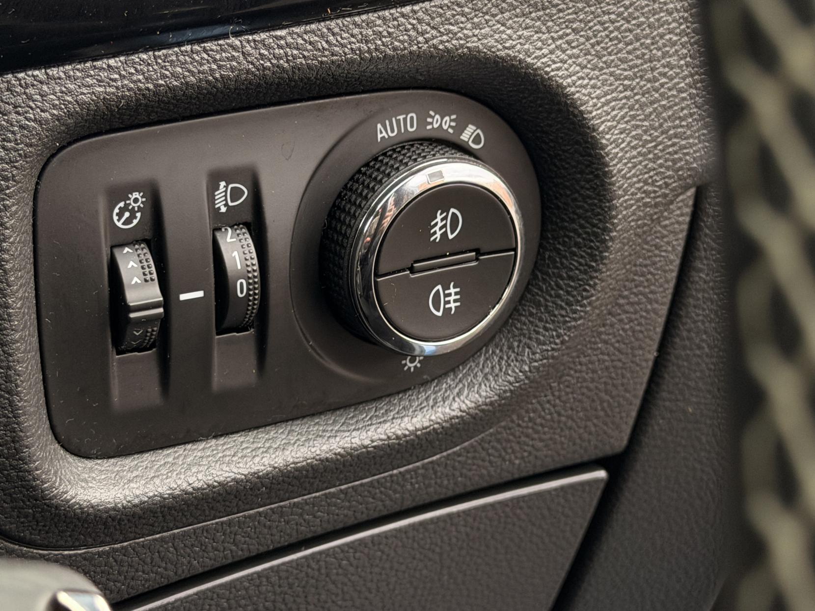 Vauxhall Astra 1.0i Turbo ecoFLEX SRi Nav Hatchback 5dr Petrol Manual Euro 6 (s/s) (105 ps)