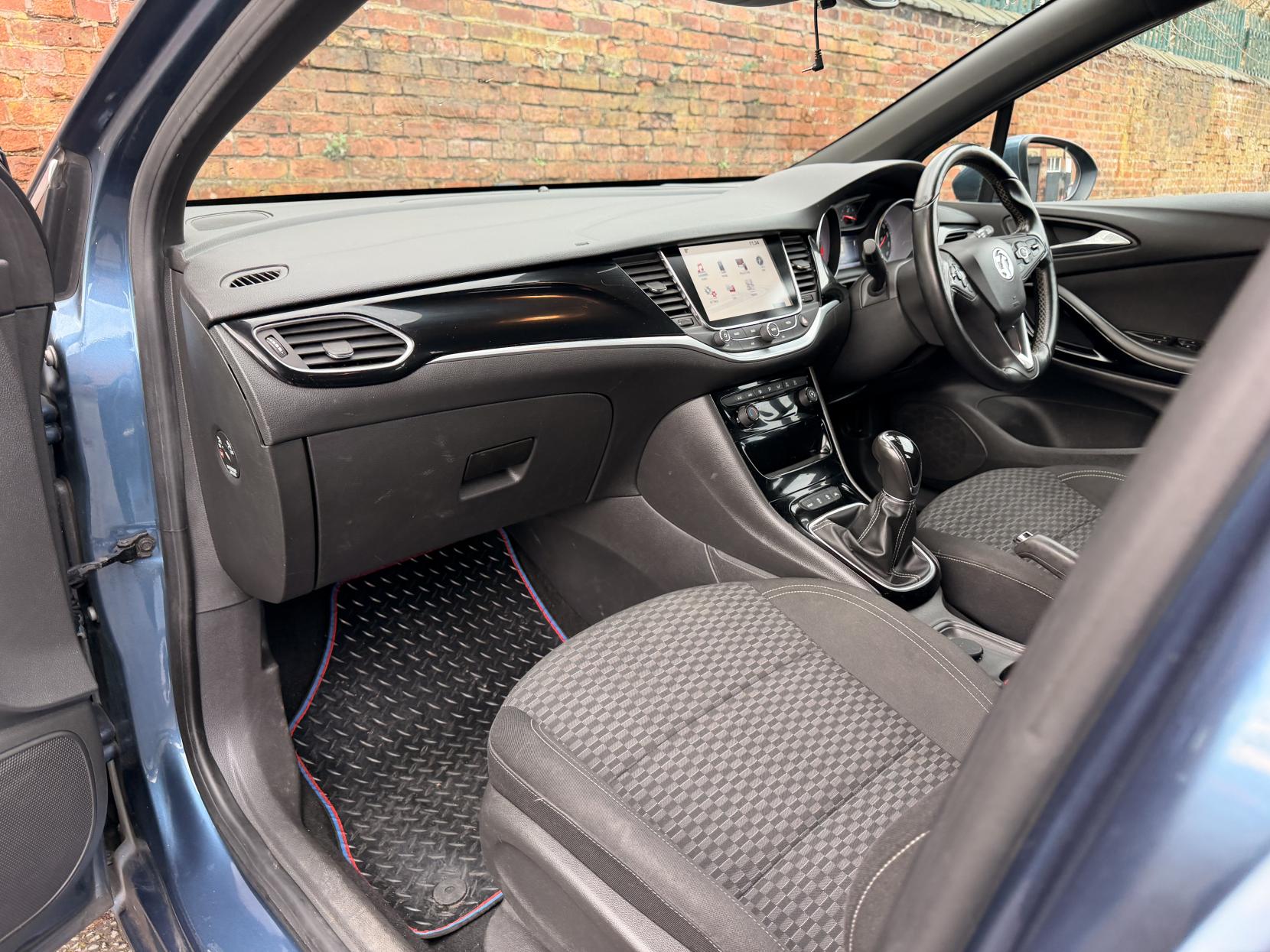 Vauxhall Astra 1.0i Turbo ecoFLEX SRi Nav Hatchback 5dr Petrol Manual Euro 6 (s/s) (105 ps)