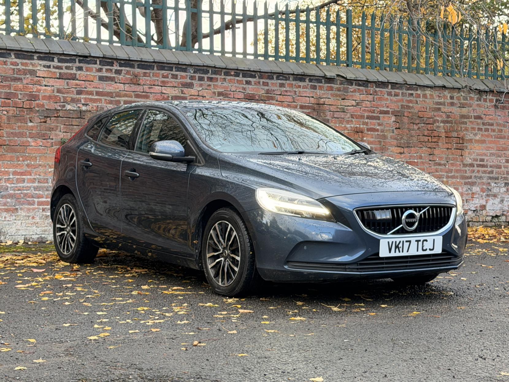 Volvo V40 2.0 D2 Momentum Nav Plus Hatchback 5dr Diesel Auto Euro 6 (s/s) (120 ps)