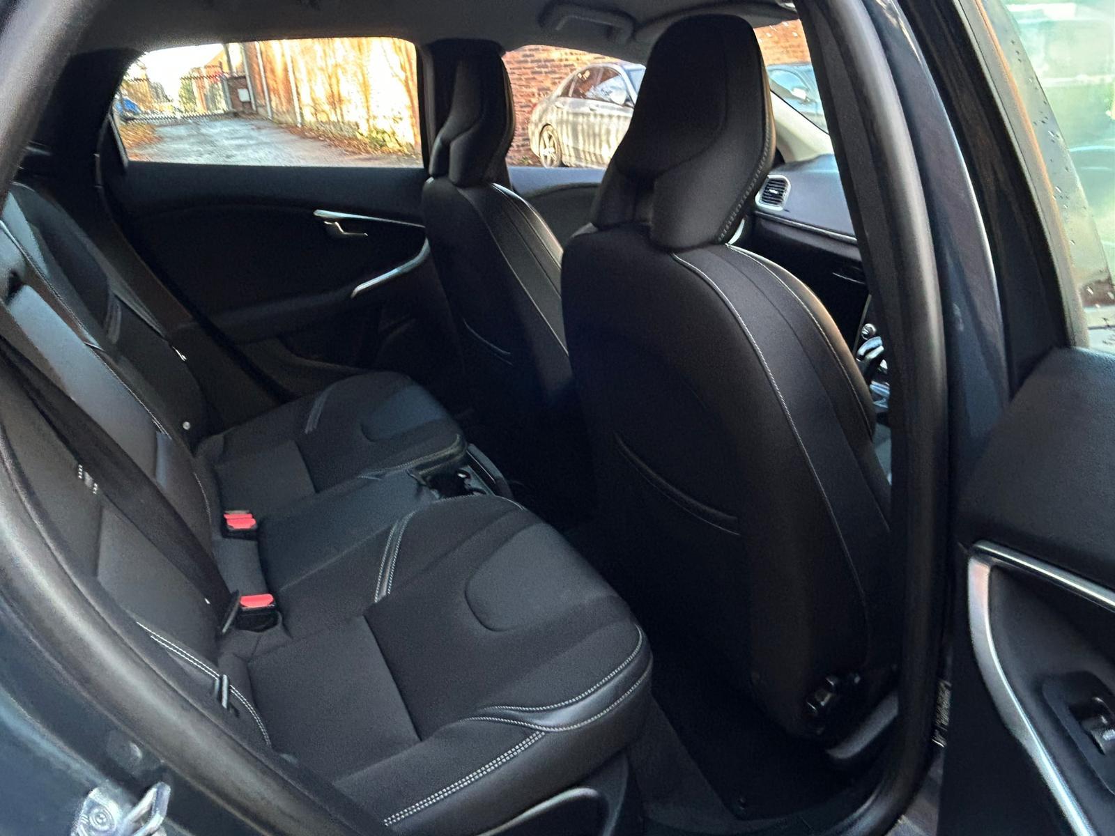 Volvo V40 2.0 D2 Momentum Nav Plus Hatchback 5dr Diesel Auto Euro 6 (s/s) (120 ps)